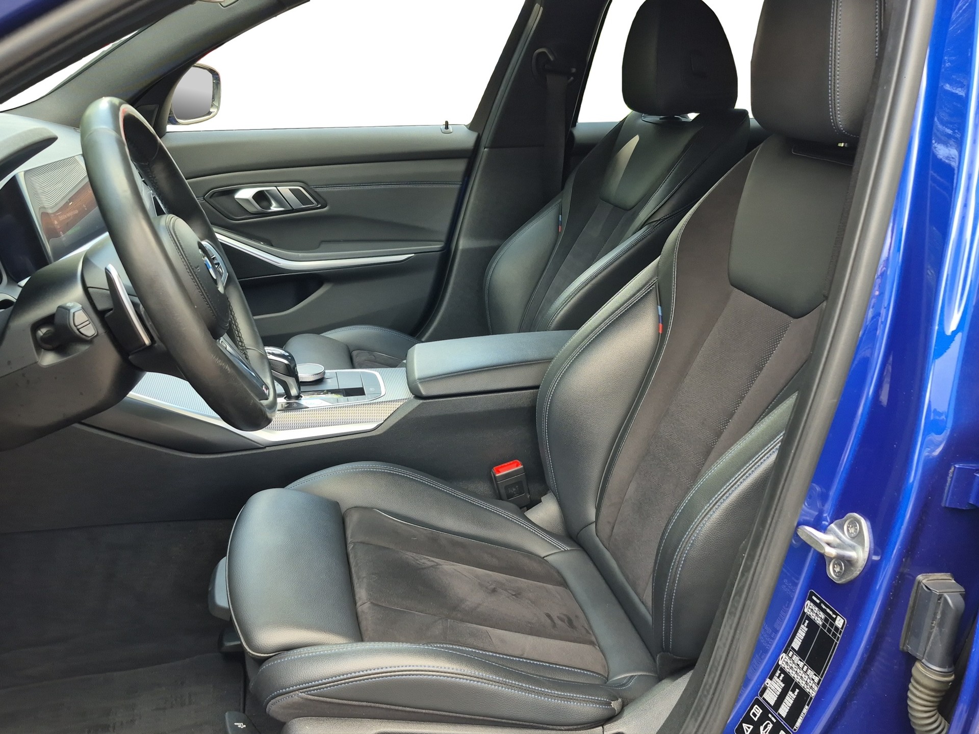 BMW 320i xDrive Steptronic M Sport-image-10