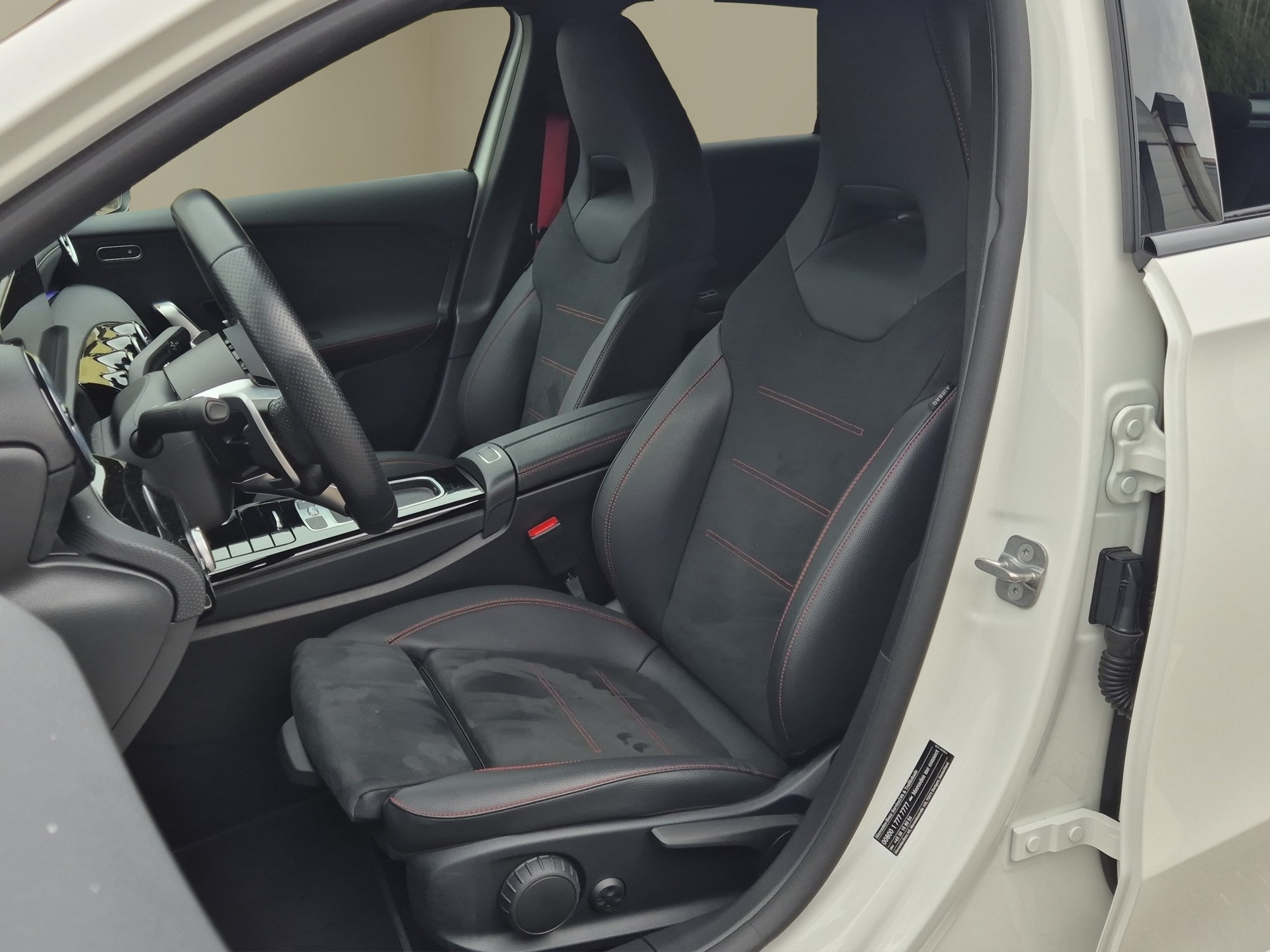 MERCEDES-BENZ A AMG 35 4Matic 8G-DCT-image-8