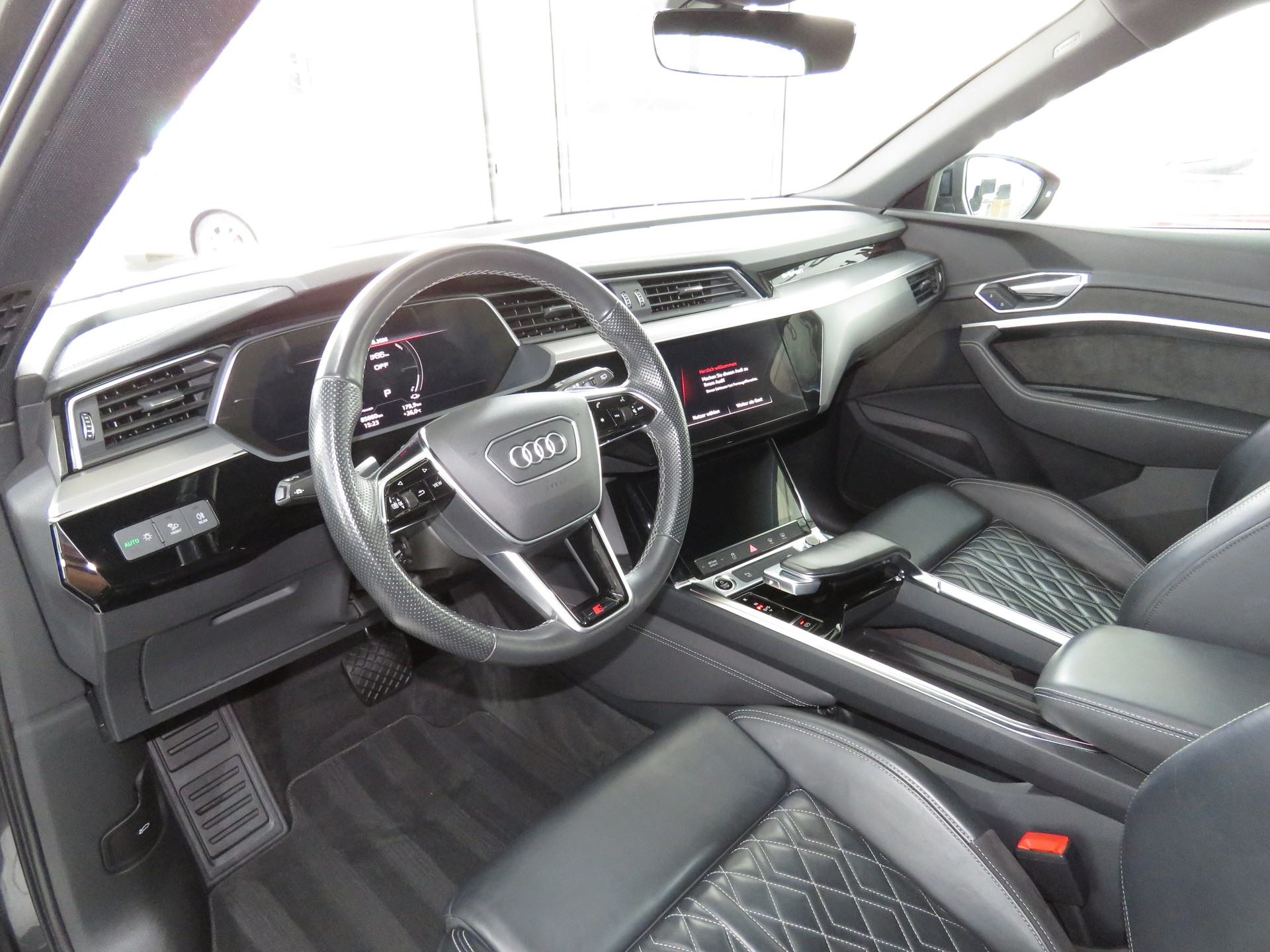 AUDI e-tron 50 S Line Attraction Quattro Automat-image-6