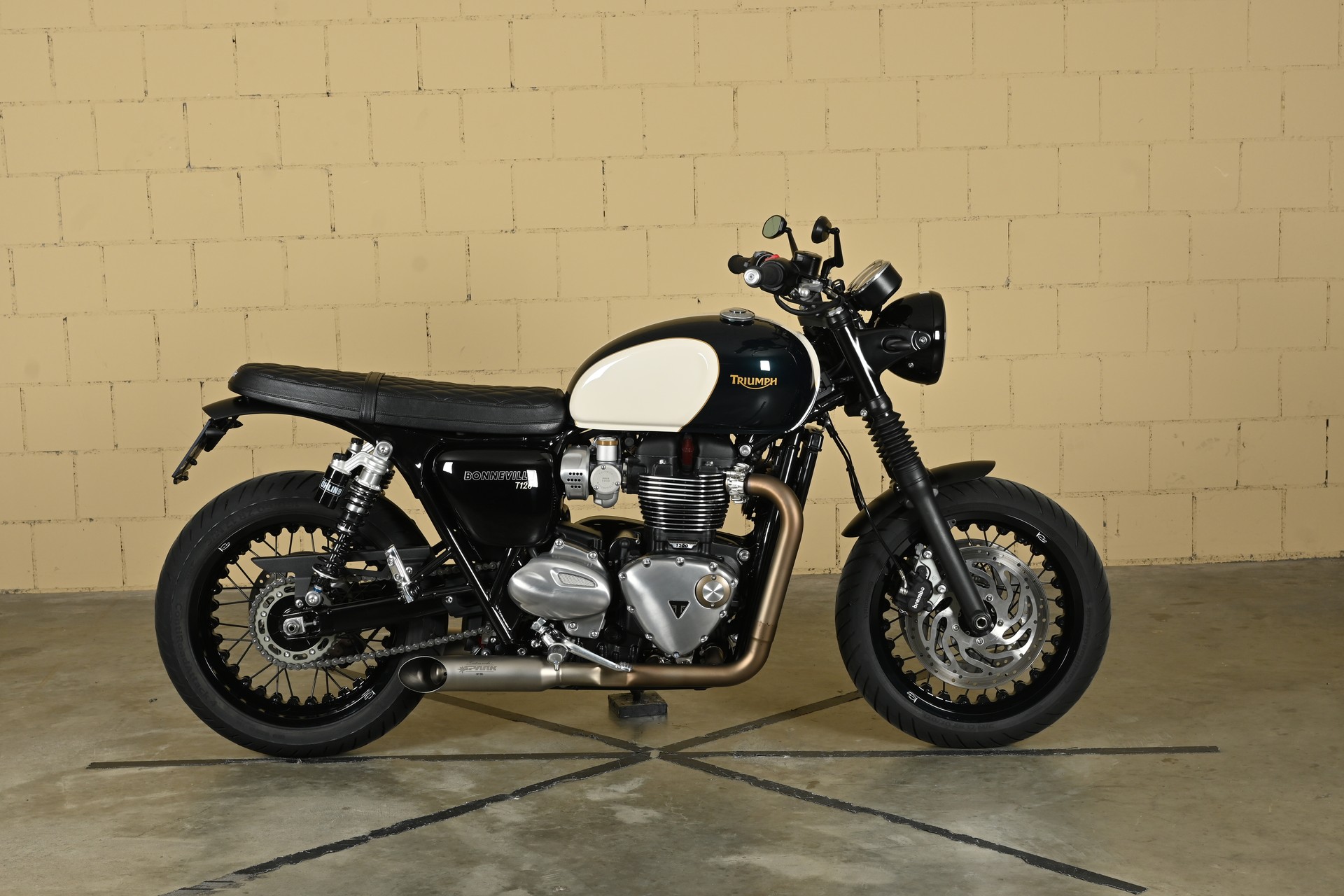 TRIUMPH Bonneville T120-showroom-element-1