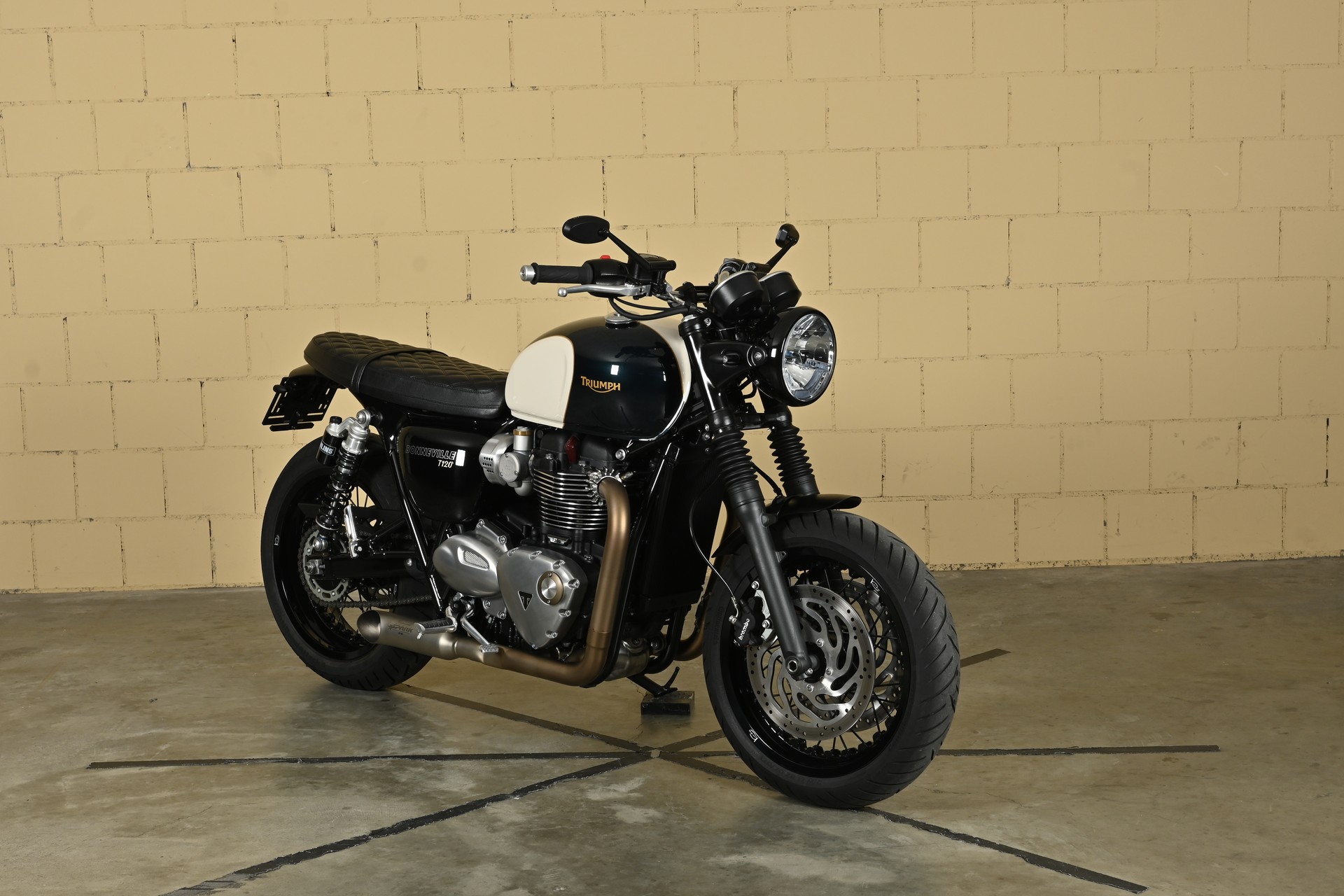 TRIUMPH Bonneville T120-showroom-element-3