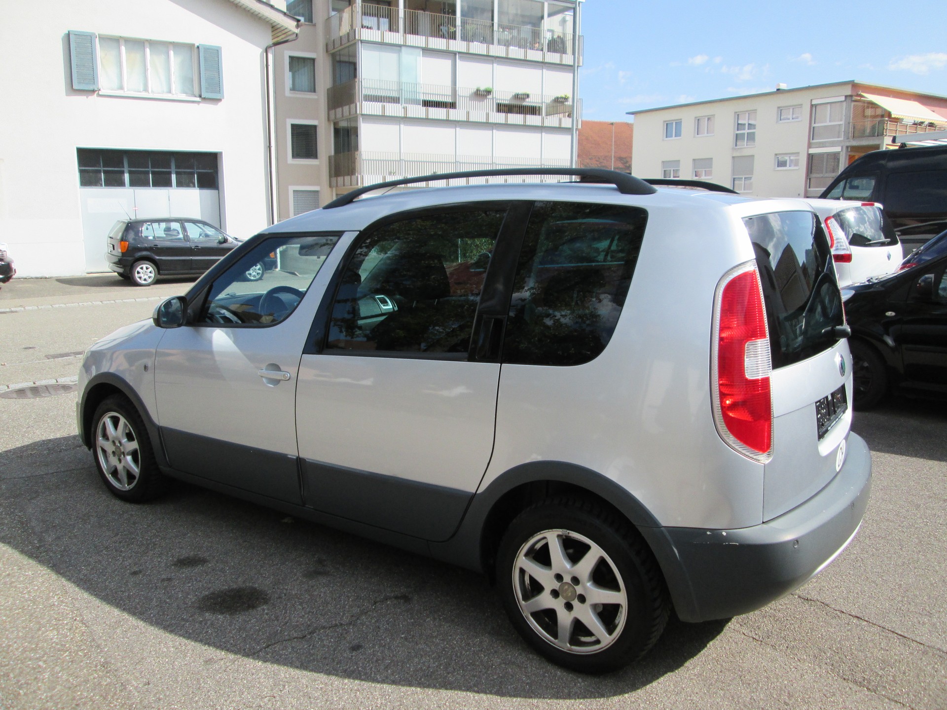 SKODA Roomster 1.6 Scout Automatic-image-2