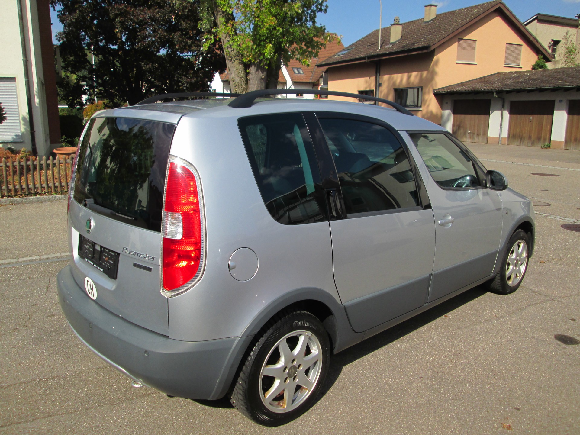 SKODA Roomster 1.6 Scout Automatic-image-4