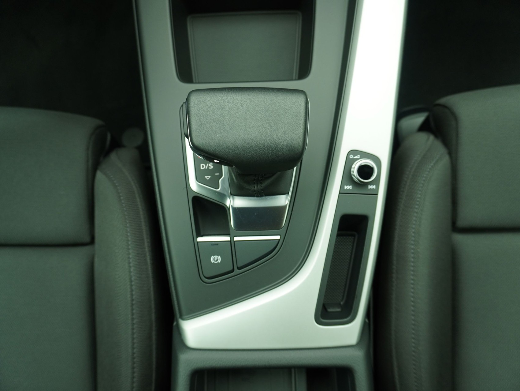 AUDI A4 40 TFSI S line S-Tronic-image-15