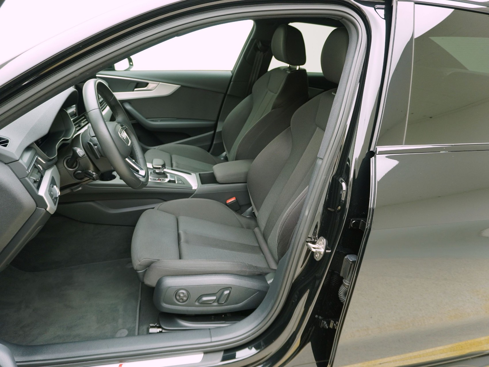 AUDI A4 40 TFSI S line S-Tronic-image-8