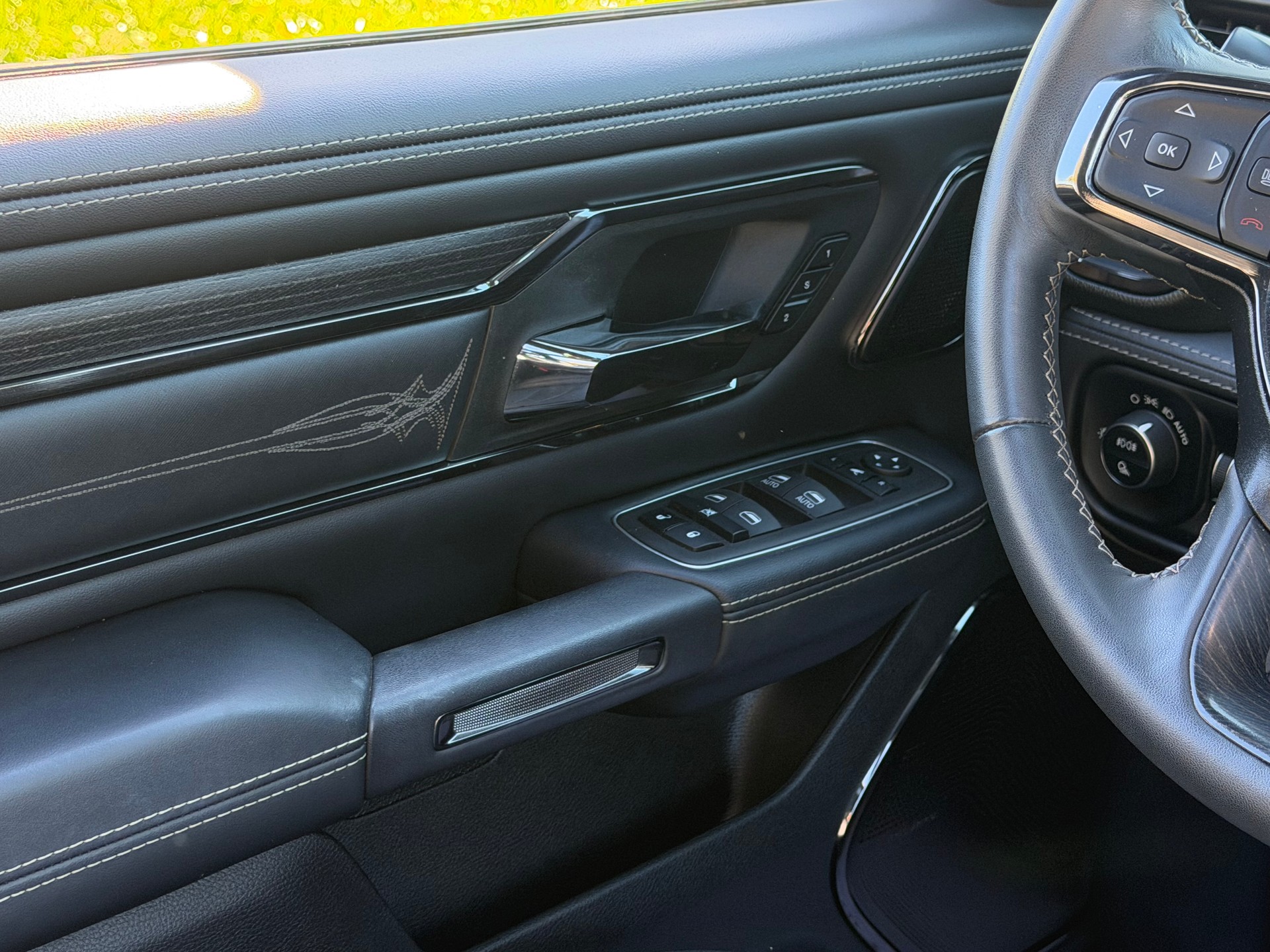 DODGE RAM LIMITED !! V8 5,7 400 PS CREW CAB "NEUSTES MODELL" VOLL OPTIONEN. INKL. LUFTFEDERUNG + AHK 3500 KG. RAM BOX.-image-44