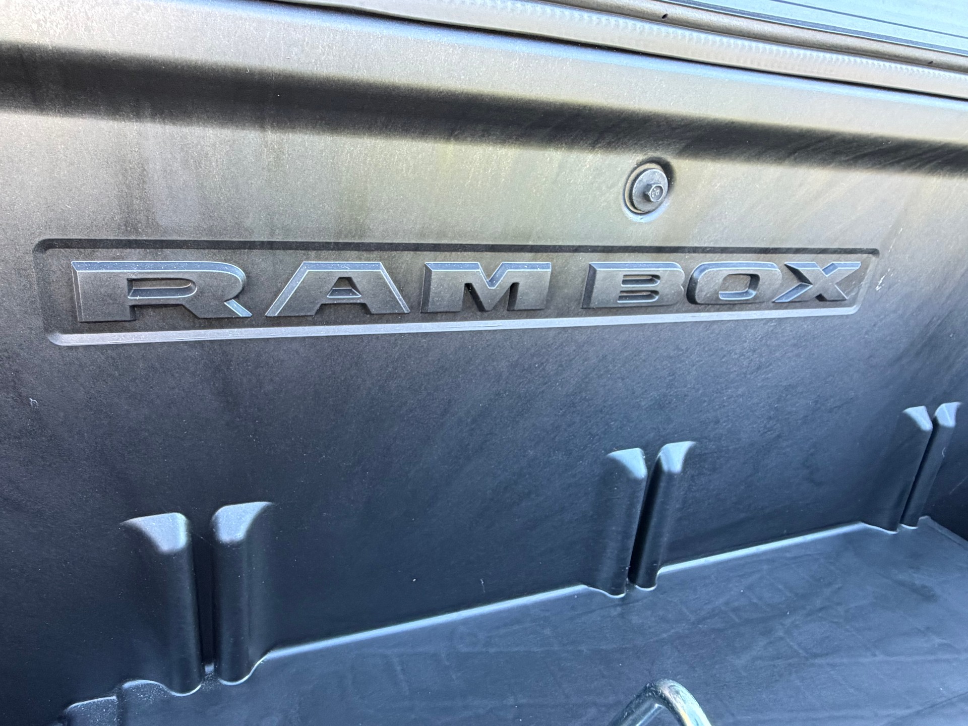 DODGE RAM LIMITED !! V8 5,7 400 PS CREW CAB "NEUSTES MODELL" VOLL OPTIONEN. INKL. LUFTFEDERUNG + AHK 3500 KG. RAM BOX.-image-52
