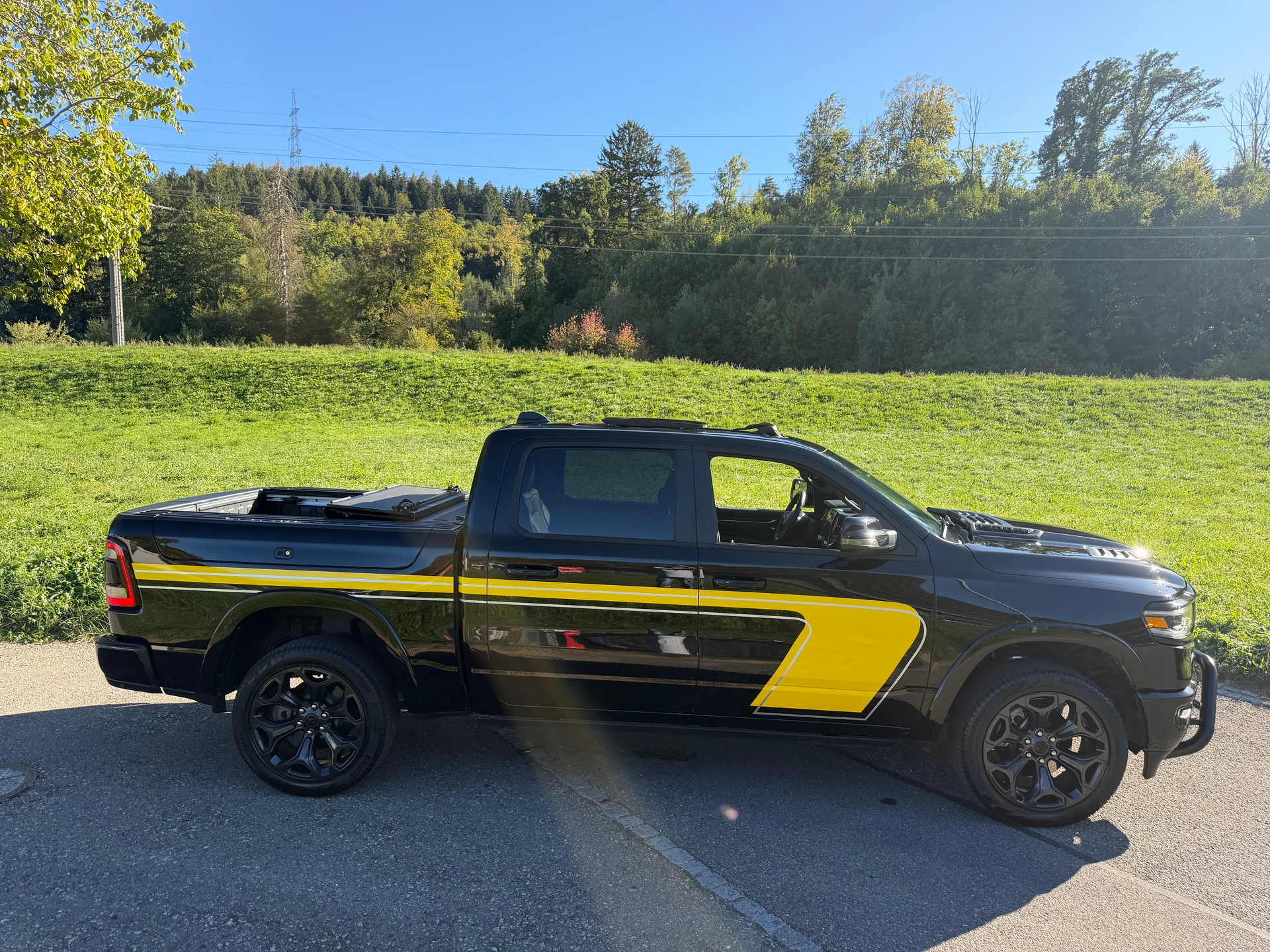 DODGE RAM LIMITED !! V8 5,7 400 PS CREW CAB "NEUSTES MODELL" VOLL OPTIONEN. INKL. LUFTFEDERUNG + AHK 3500 KG. RAM BOX.-image-1
