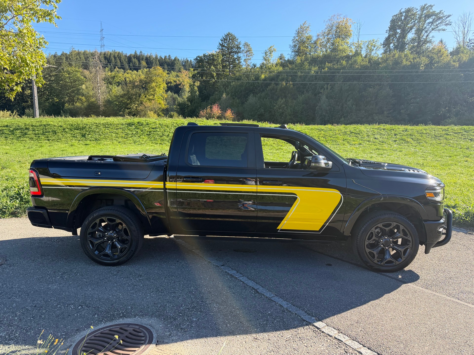 DODGE RAM LIMITED !! V8 5,7 400 PS CREW CAB "NEUSTES MODELL" VOLL OPTIONEN. INKL. LUFTFEDERUNG + AHK 3500 KG. RAM BOX.-image-17
