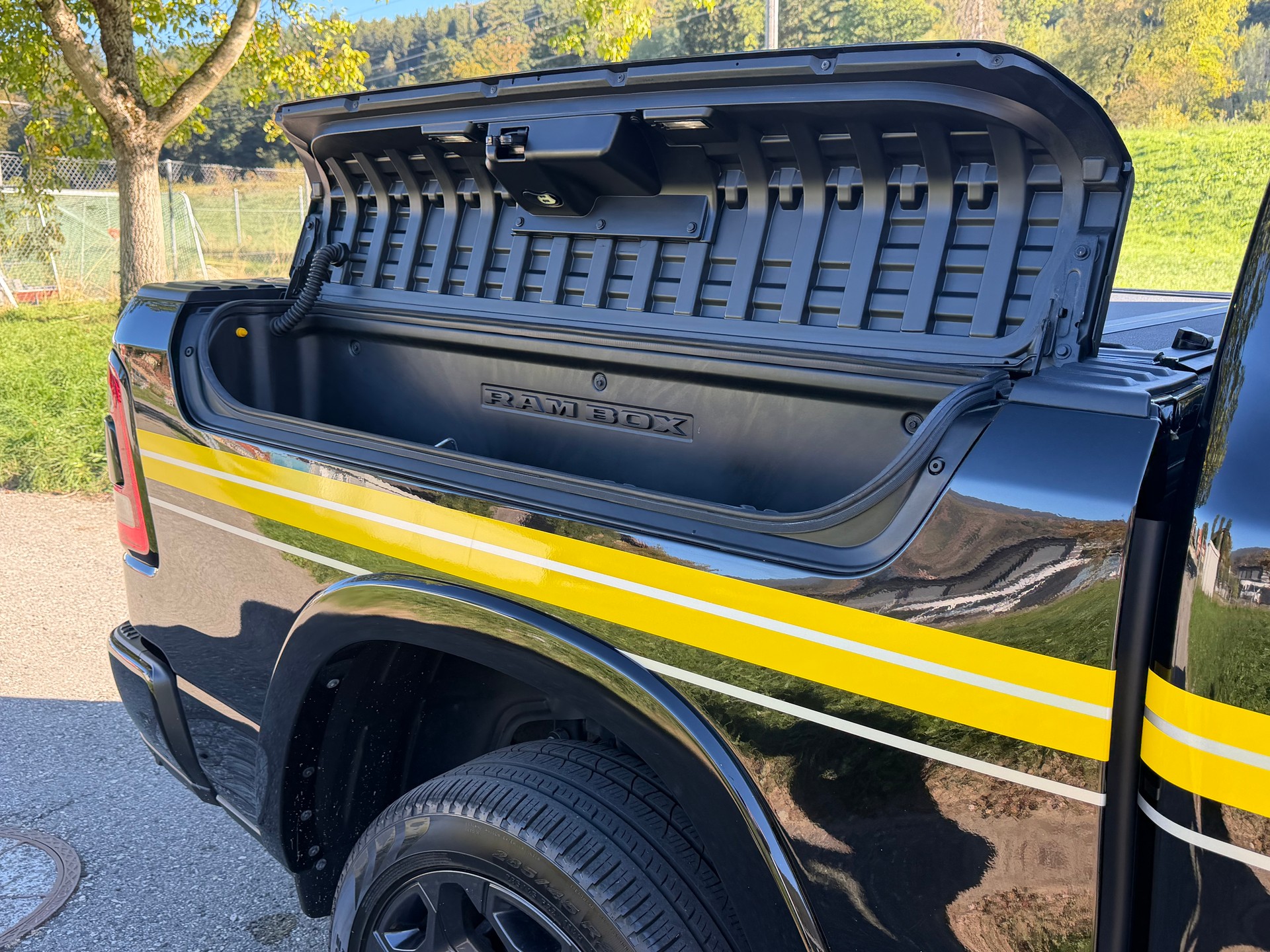 DODGE RAM LIMITED !! V8 5,7 400 PS CREW CAB "NEUSTES MODELL" VOLL OPTIONEN. INKL. LUFTFEDERUNG + AHK 3500 KG. RAM BOX.-image-7