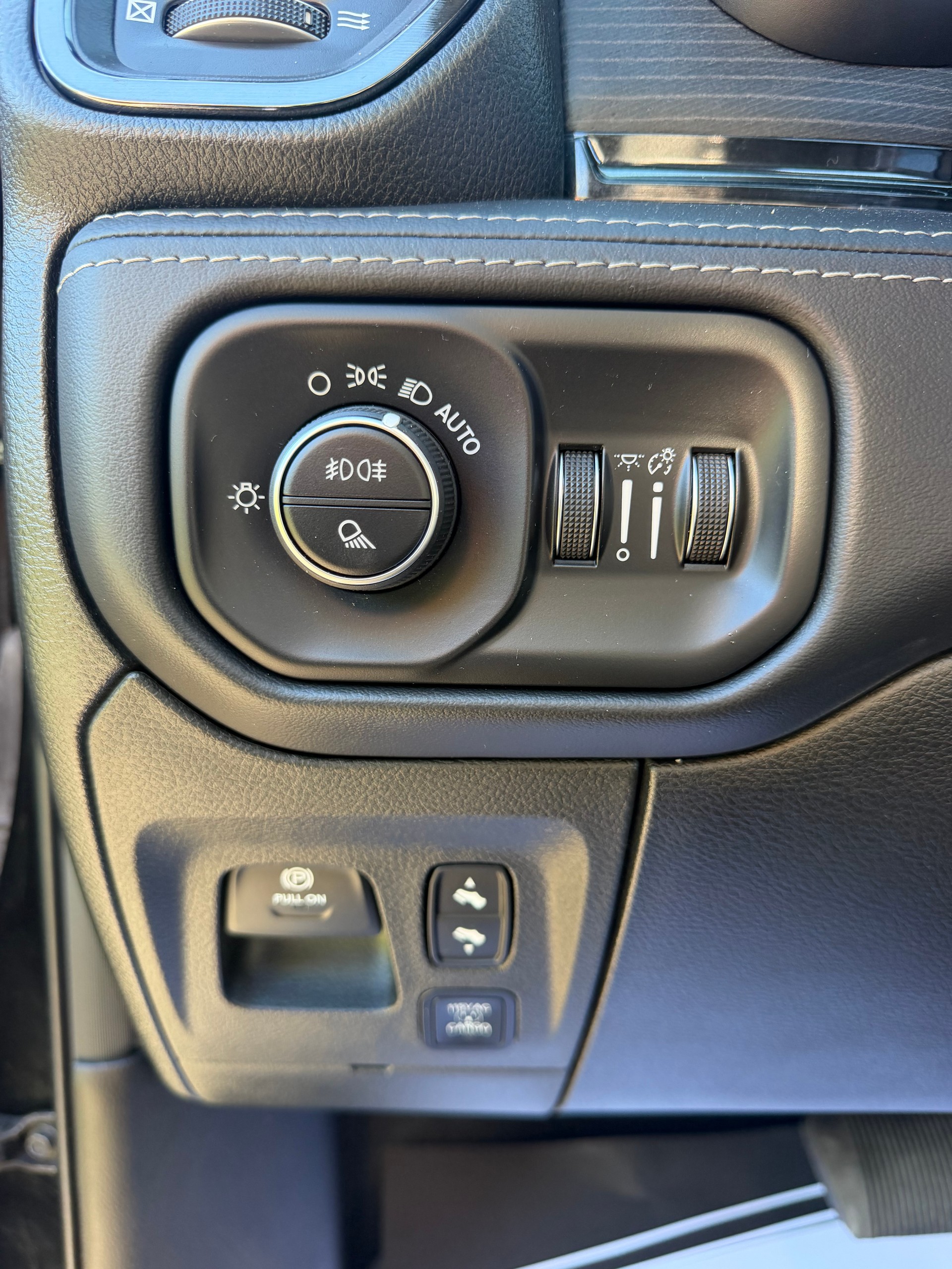 DODGE RAM LIMITED !! V8 5,7 400 PS CREW CAB "NEUSTES MODELL" VOLL OPTIONEN. INKL. LUFTFEDERUNG + AHK 3500 KG. RAM BOX.-image-23