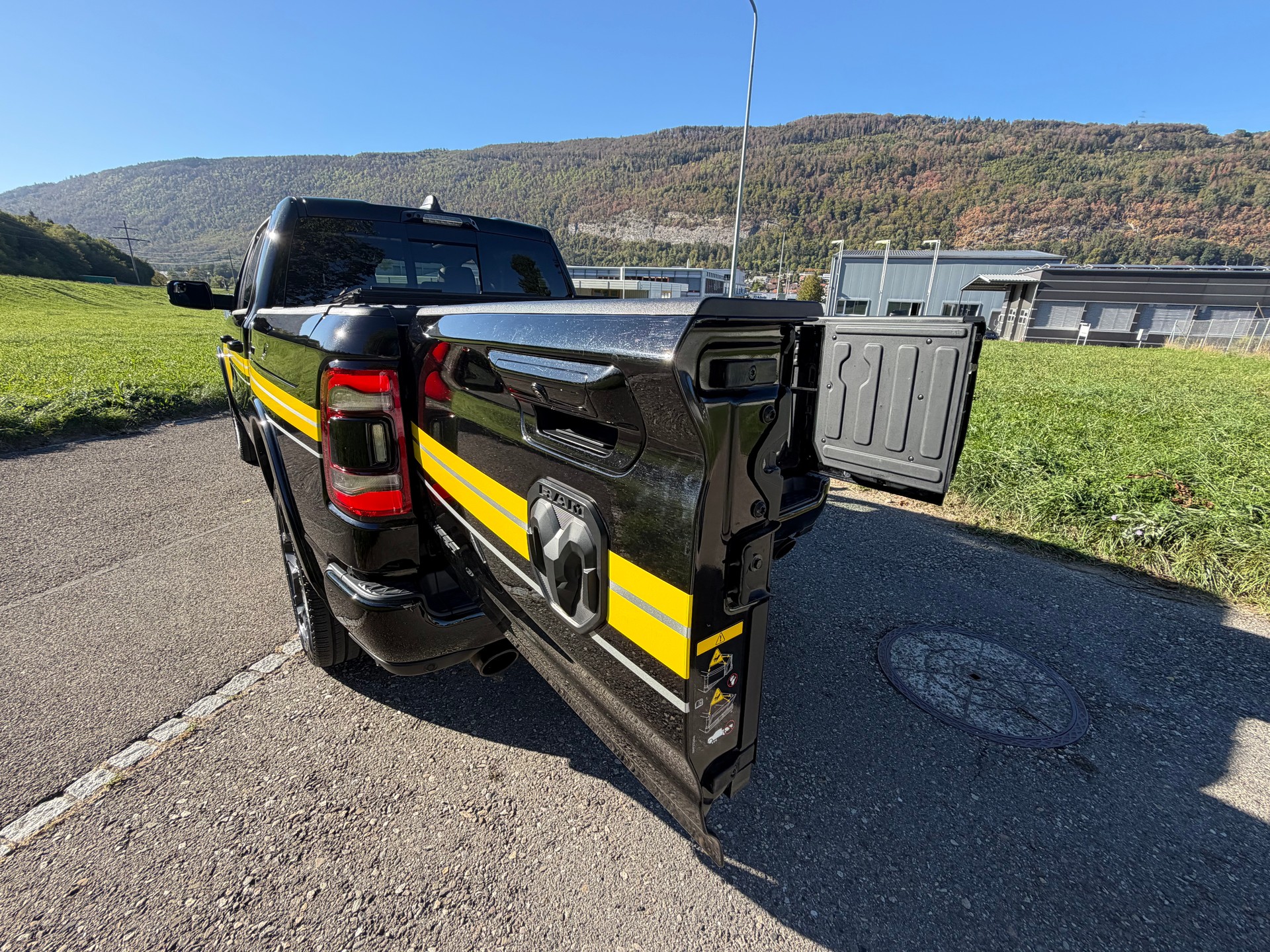 DODGE RAM LIMITED !! V8 5,7 400 PS CREW CAB "NEUSTES MODELL" VOLL OPTIONEN. INKL. LUFTFEDERUNG + AHK 3500 KG. RAM BOX.-image-29