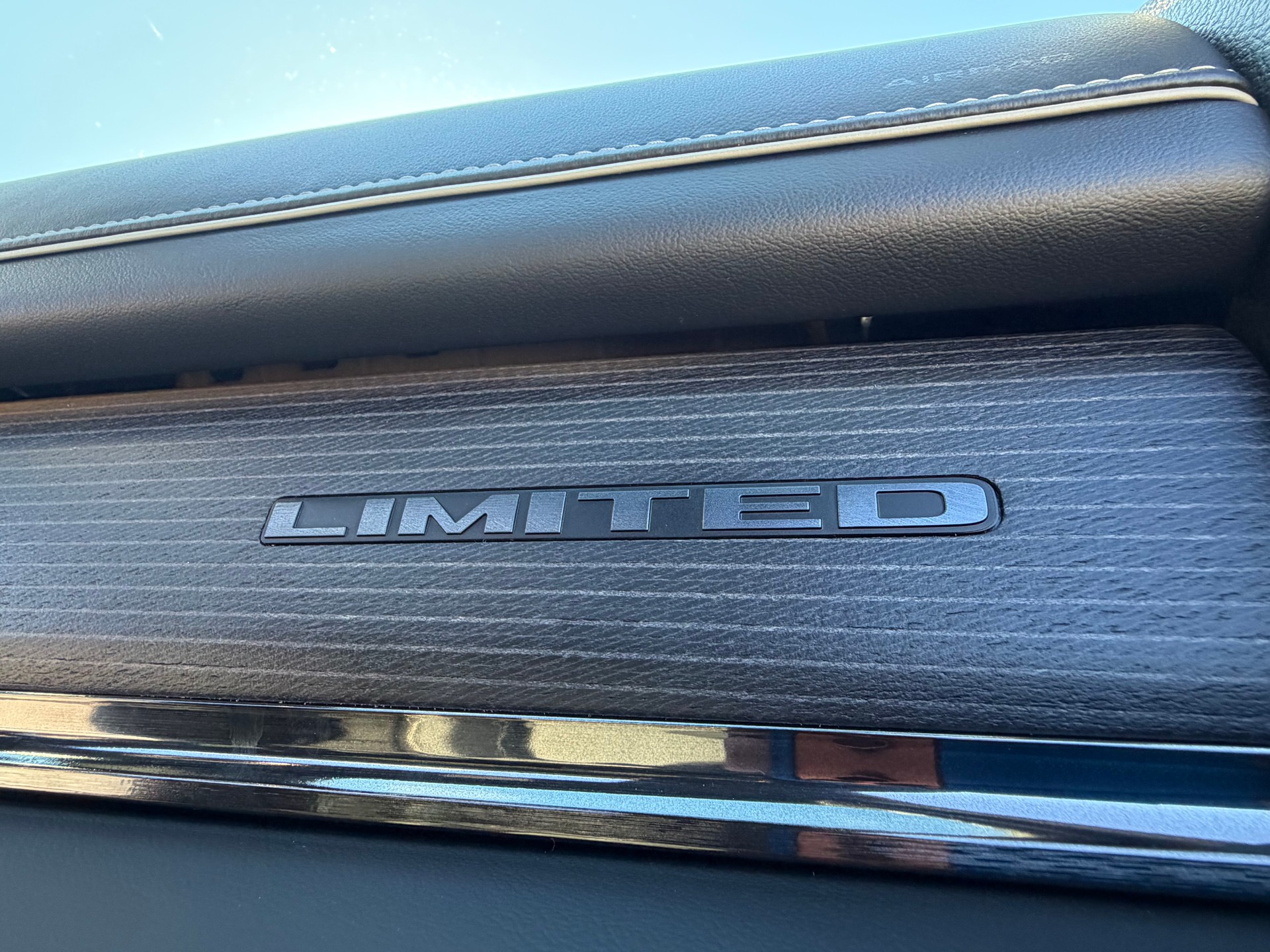 DODGE RAM LIMITED !! V8 5,7 400 PS CREW CAB "NEUSTES MODELL" VOLL OPTIONEN. INKL. LUFTFEDERUNG + AHK 3500 KG. RAM BOX.-image-36