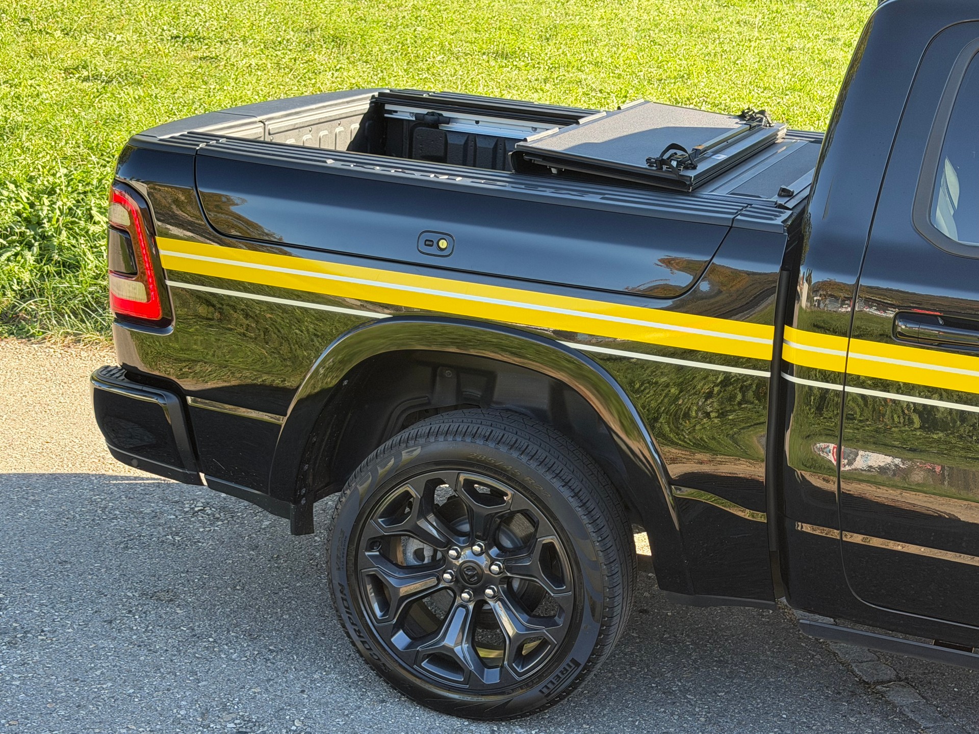 DODGE RAM LIMITED !! V8 5,7 400 PS CREW CAB "NEUSTES MODELL" VOLL OPTIONEN. INKL. LUFTFEDERUNG + AHK 3500 KG. RAM BOX.-image-2