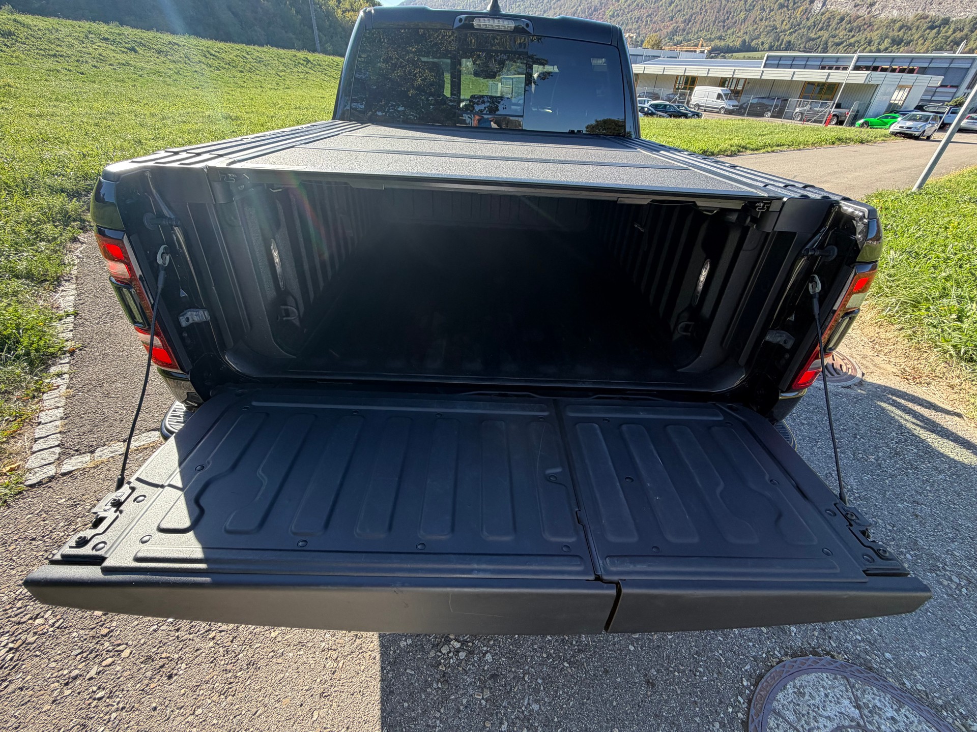 DODGE RAM LIMITED !! V8 5,7 400 PS CREW CAB "NEUSTES MODELL" VOLL OPTIONEN. INKL. LUFTFEDERUNG + AHK 3500 KG. RAM BOX.-image-14