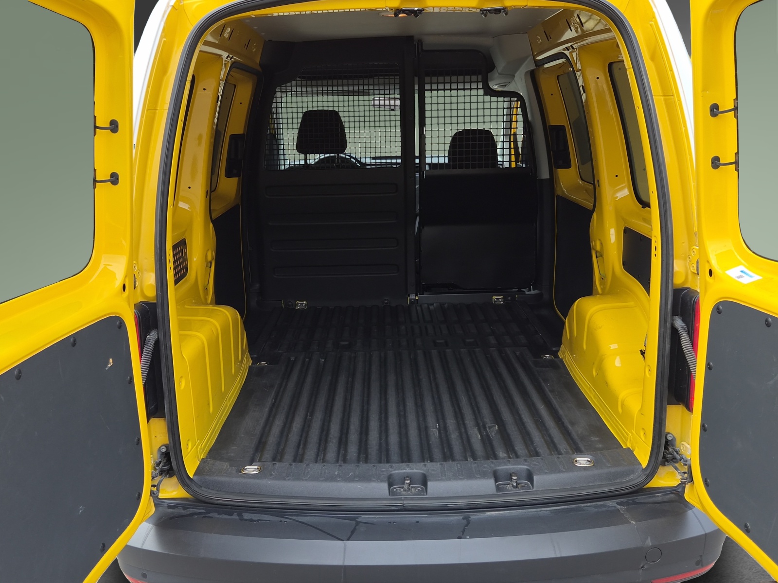 VW Caddy 1.0 TSI BlueMotion Technology-image-9