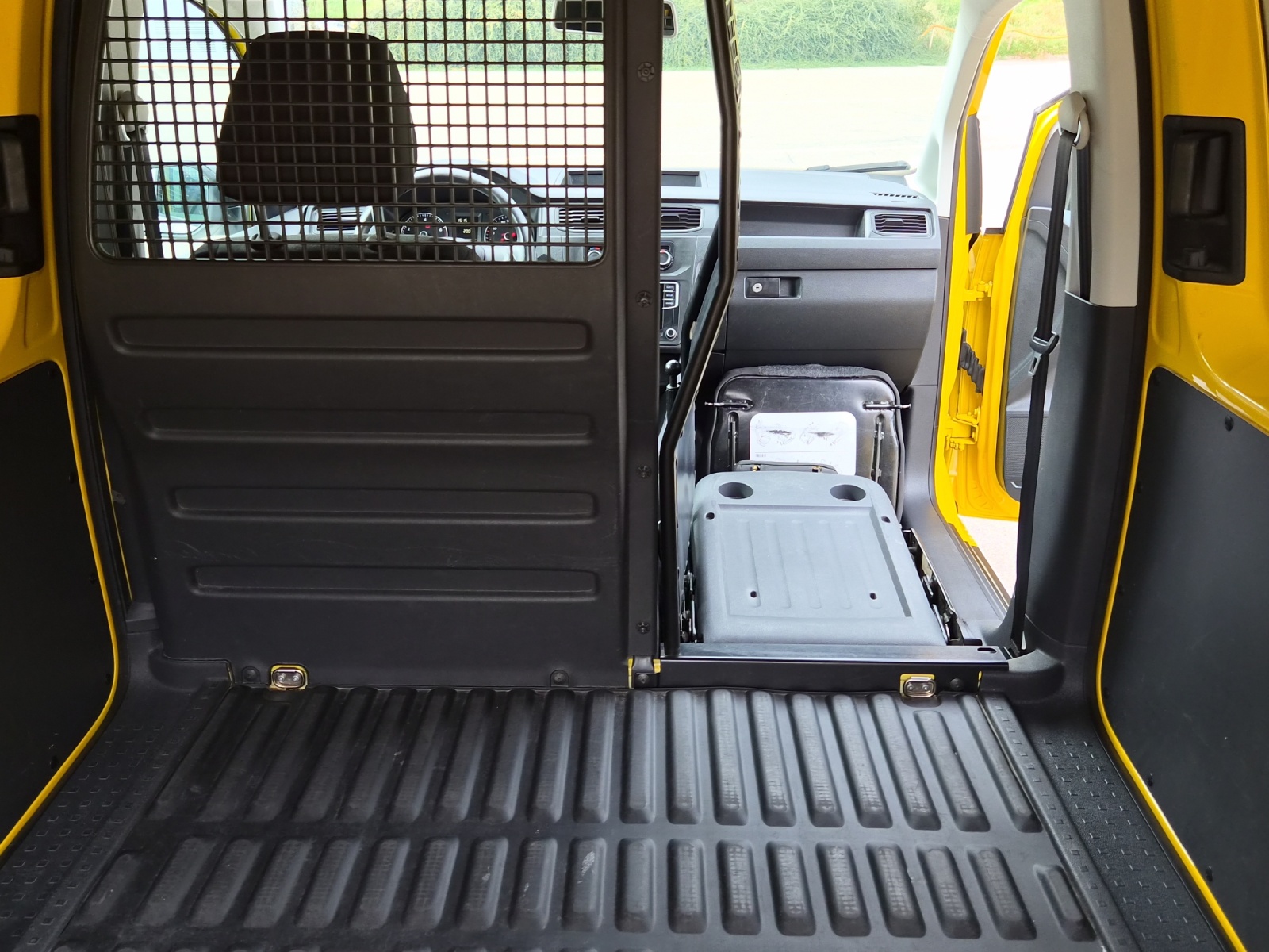 VW Caddy 1.0 TSI BlueMotion Technology-image-12