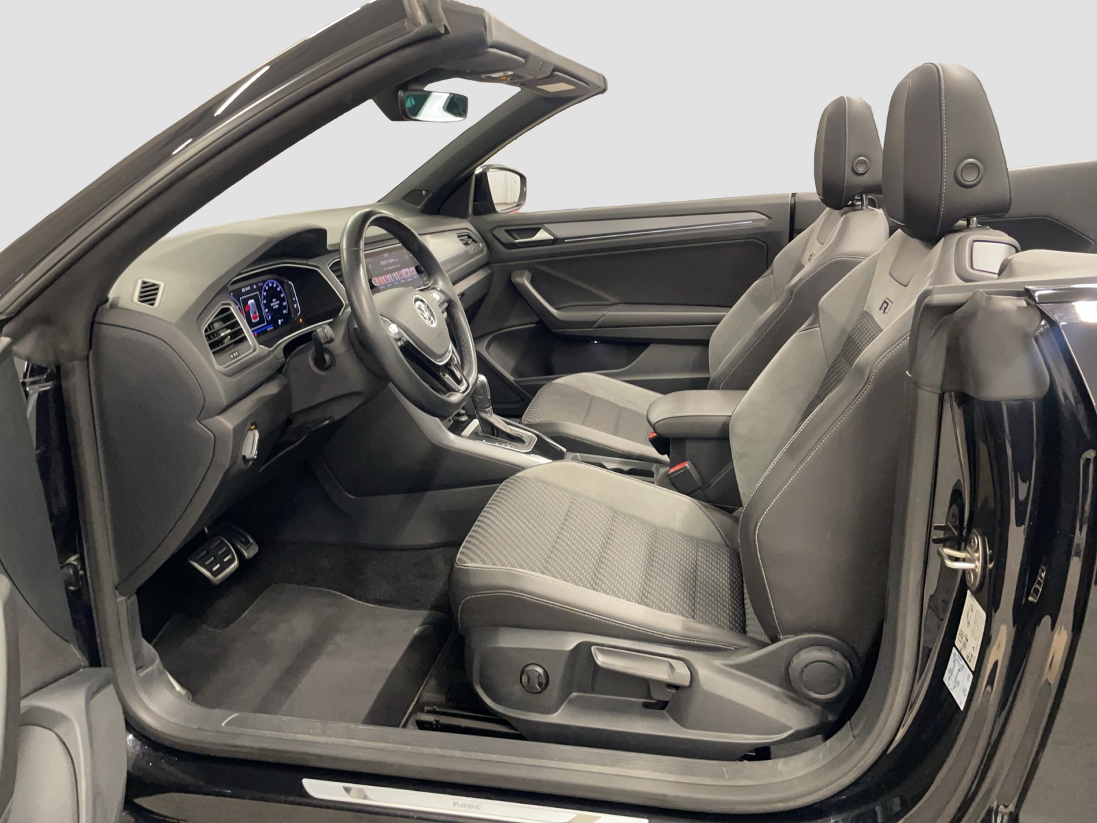 VW T-Roc Cabriolet 1.5 TSI EVO Black & White DSG-image-8