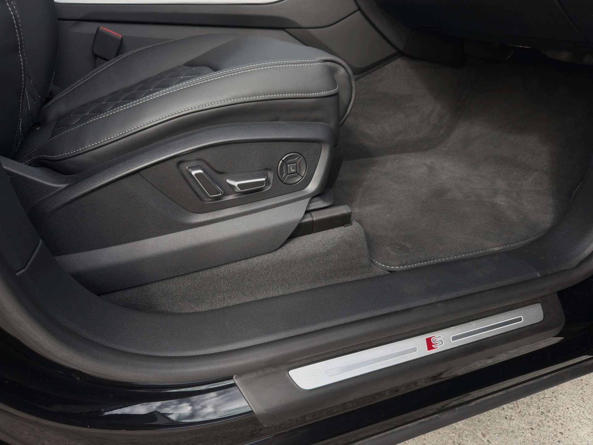 AUDI Q8 SUV 55 TFSI S Line quattro tiptronic-image-17