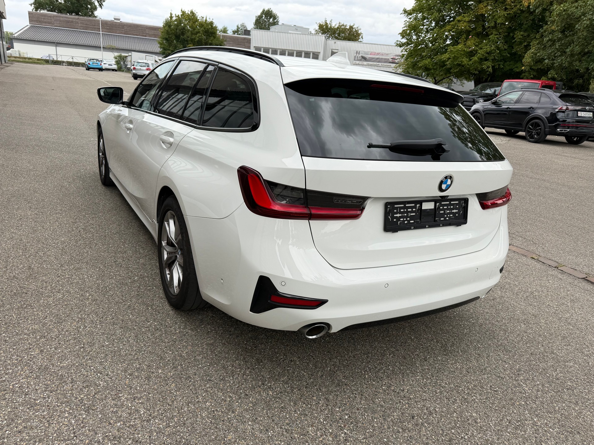 BMW 320d xDrive 48V Touring Steptronic-image-5