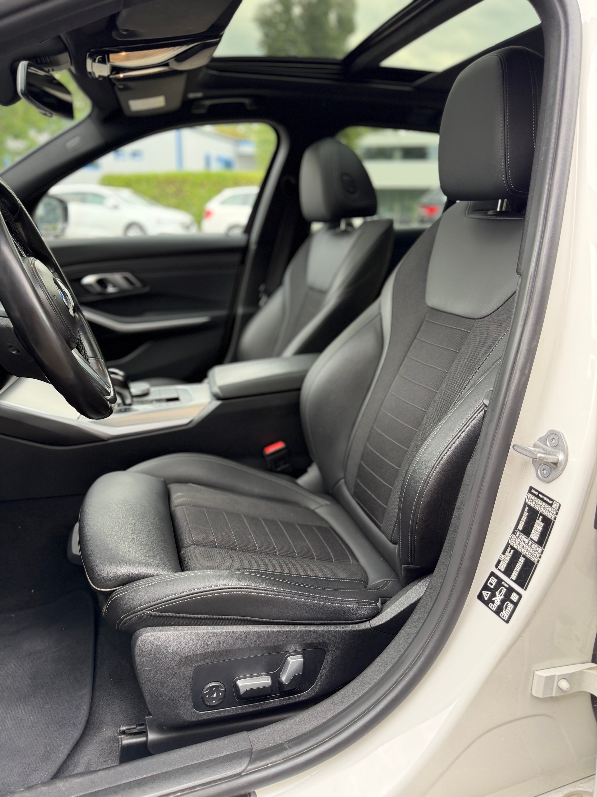 BMW 320d xDrive 48V Touring Steptronic-image-6