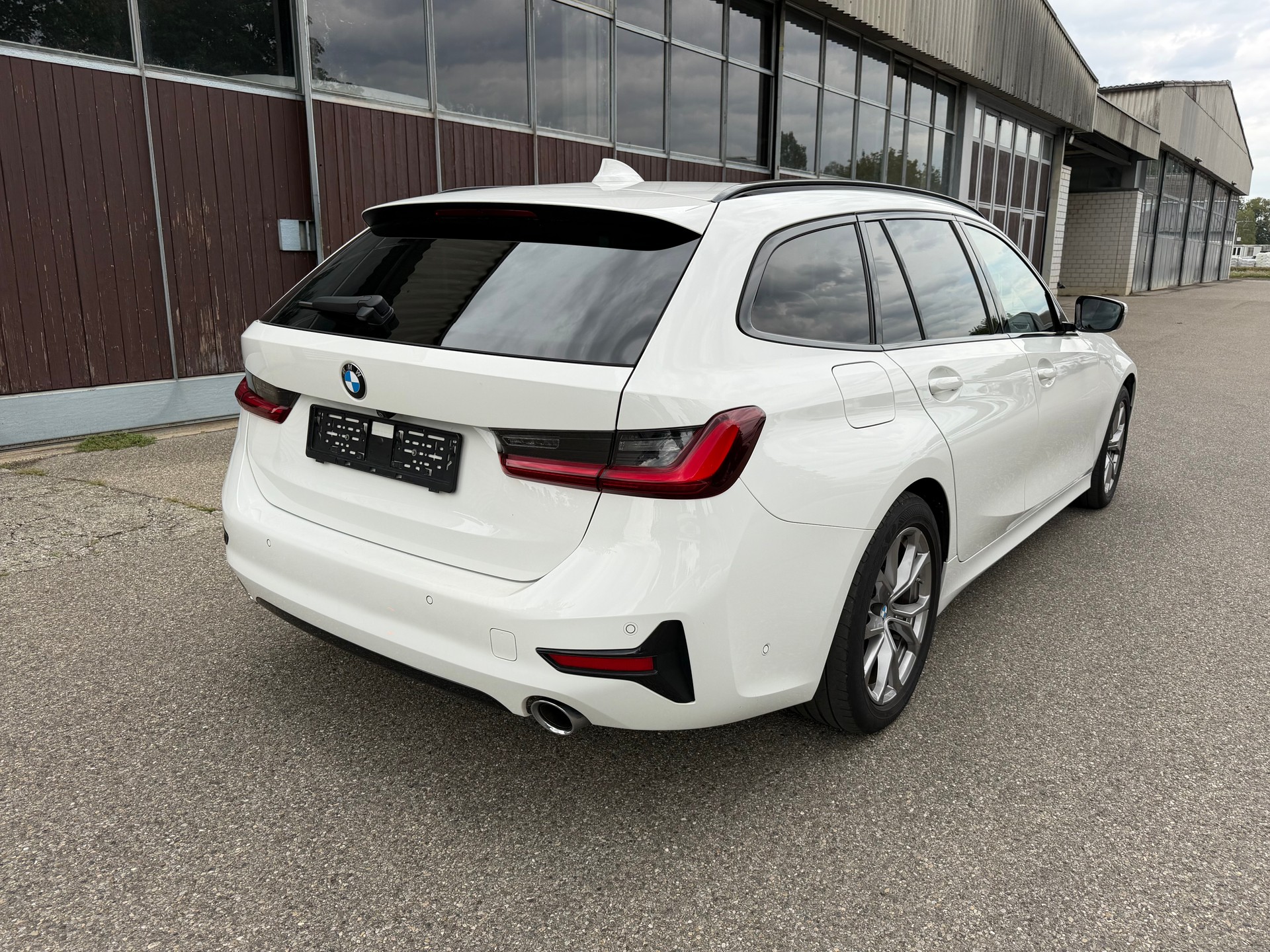 BMW 320d xDrive 48V Touring Steptronic-image-4