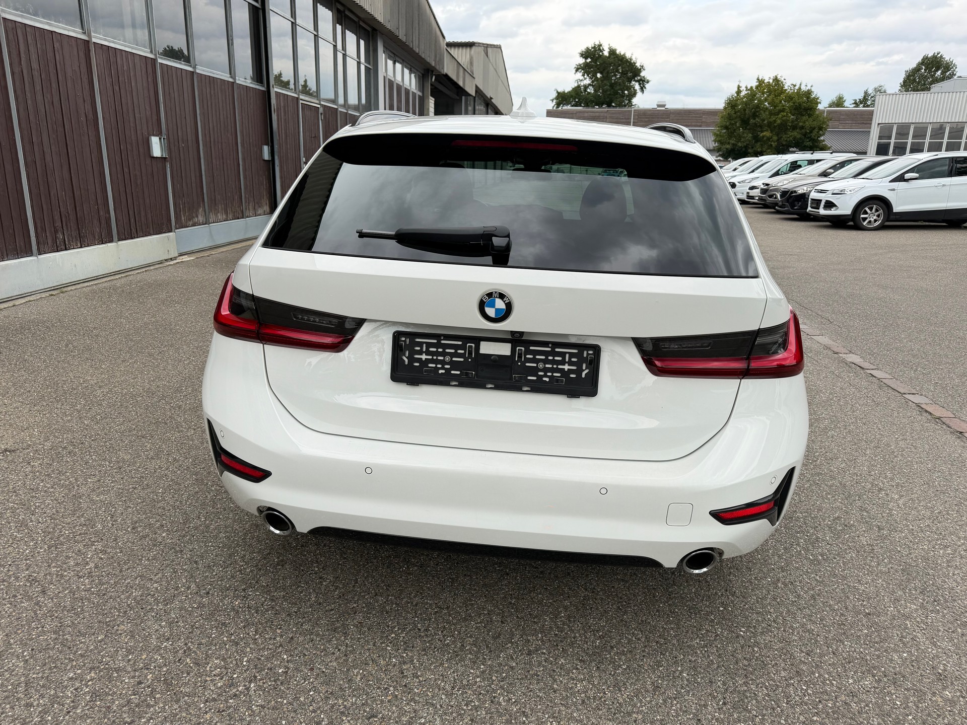 BMW 320d xDrive 48V Touring Steptronic-image-14