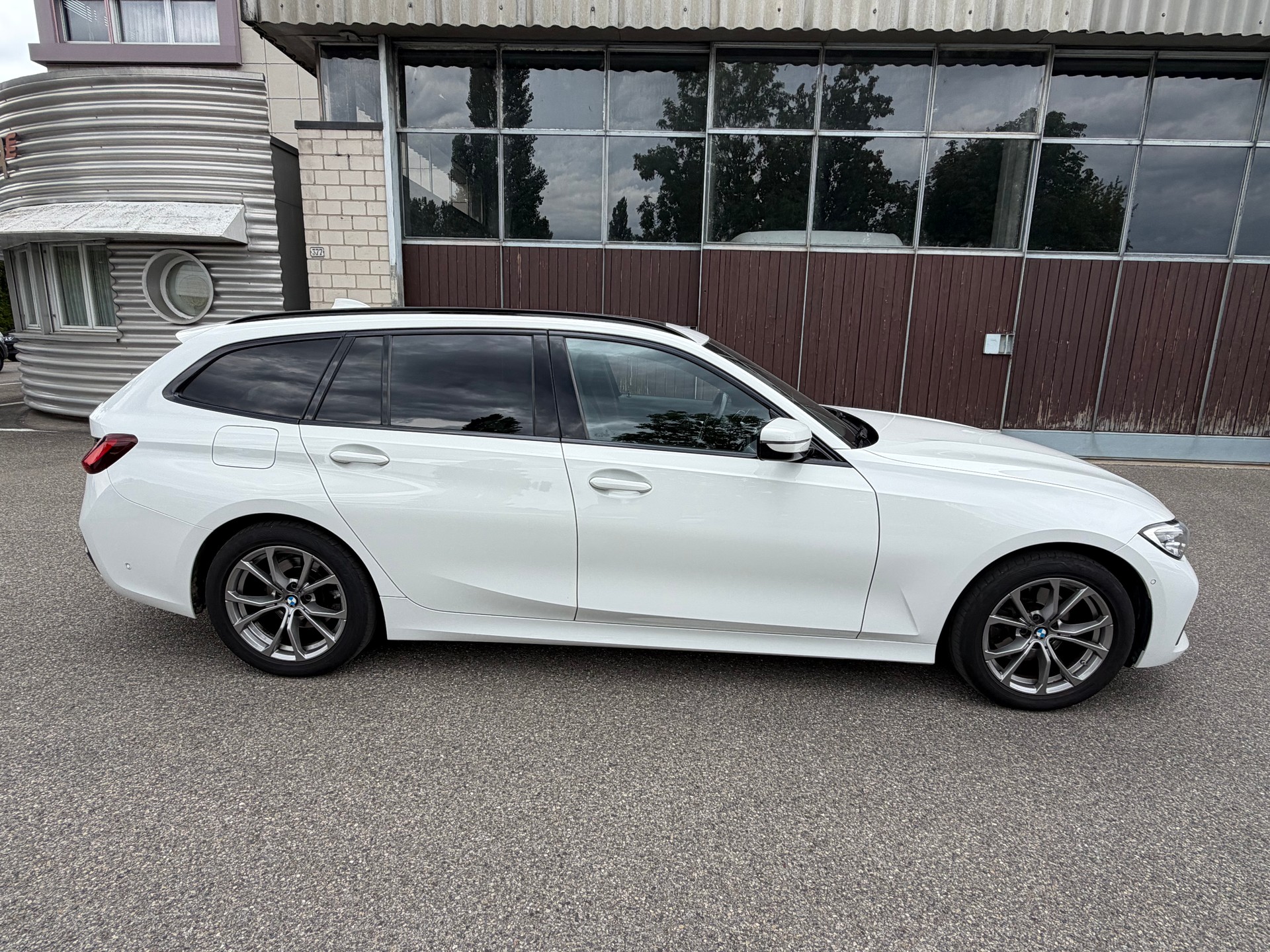 BMW 320d xDrive 48V Touring Steptronic-image-7
