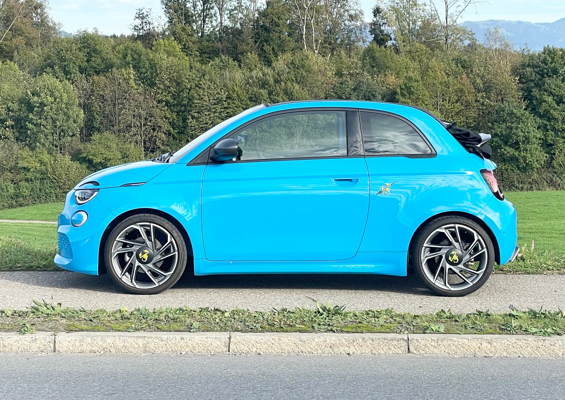 FIAT 500 Abarth Cabrio Scorpionissima-image-1