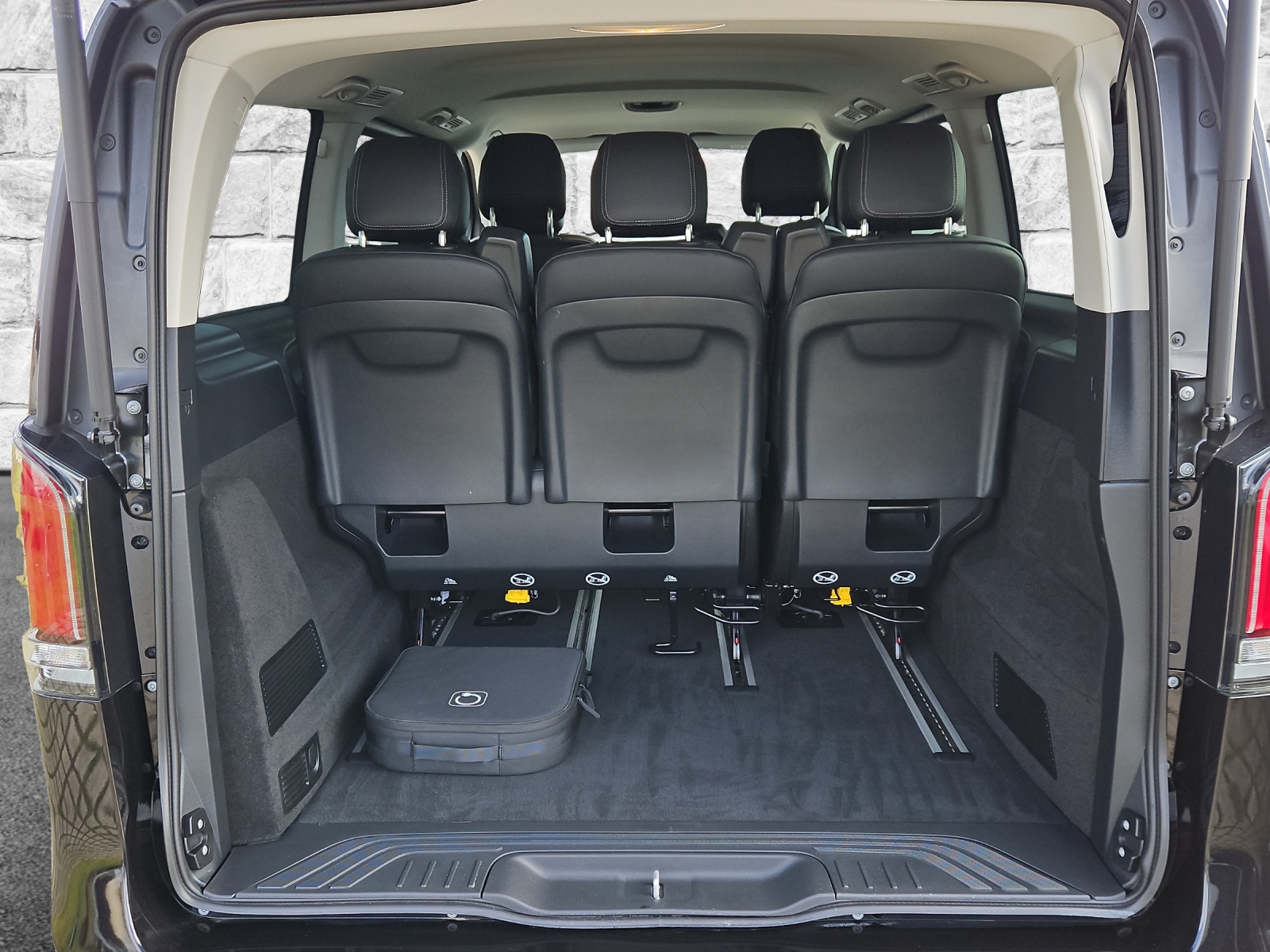 MERCEDES-BENZ EQV 300 lang-image-12