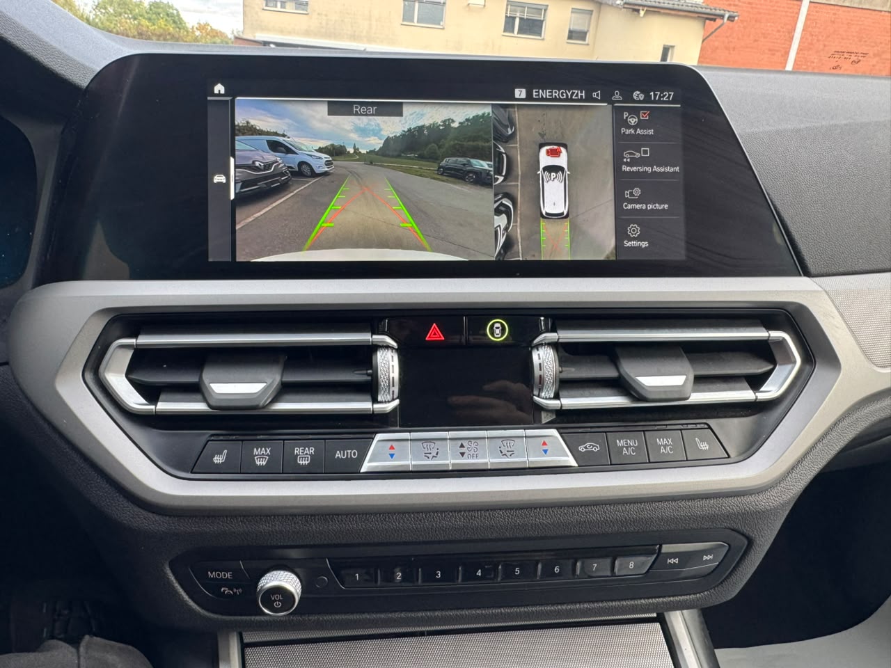 BMW 320d xDrive 48V Touring Steptronic-image-12