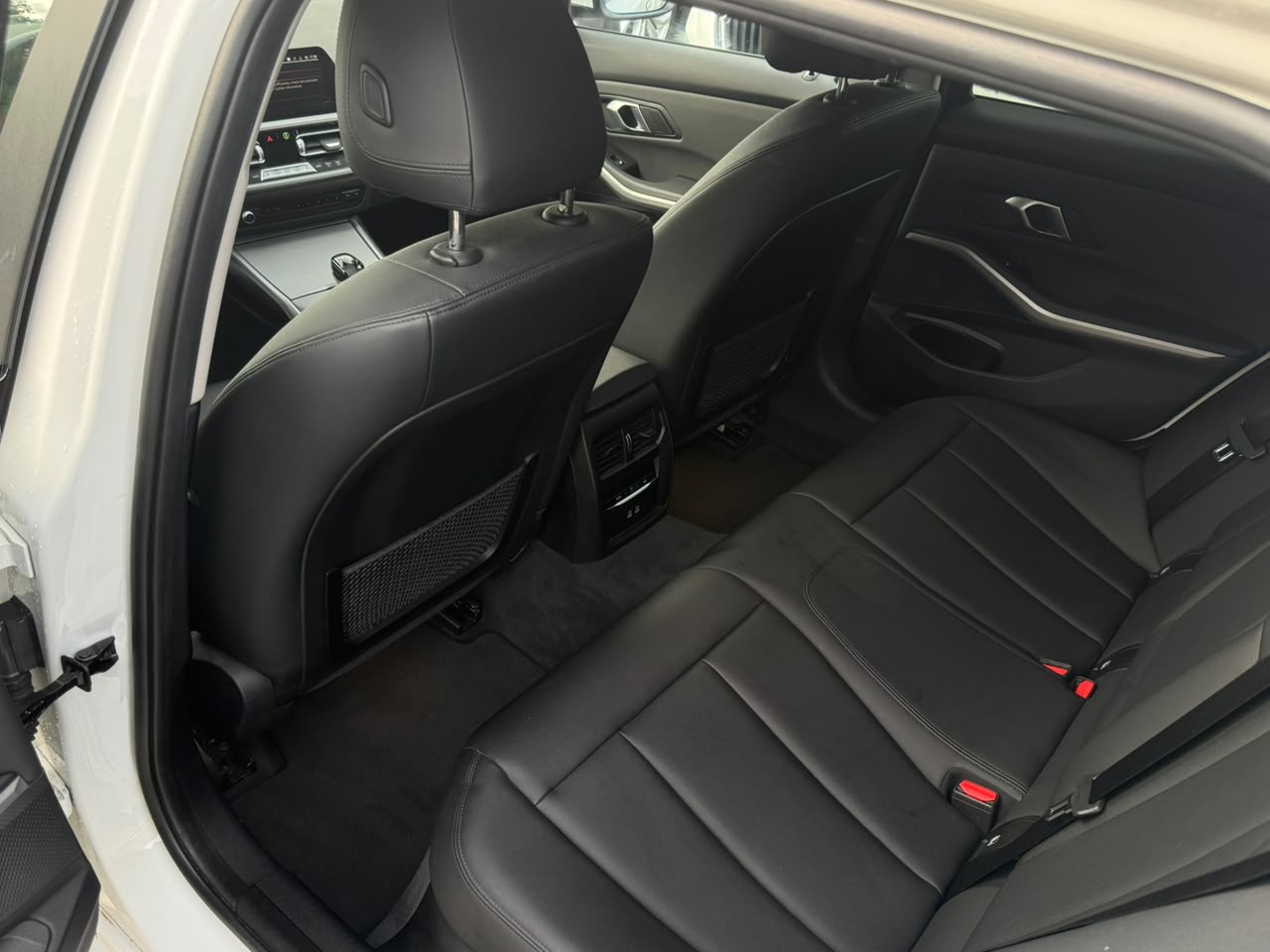 BMW 320d xDrive 48V Touring Steptronic-image-11