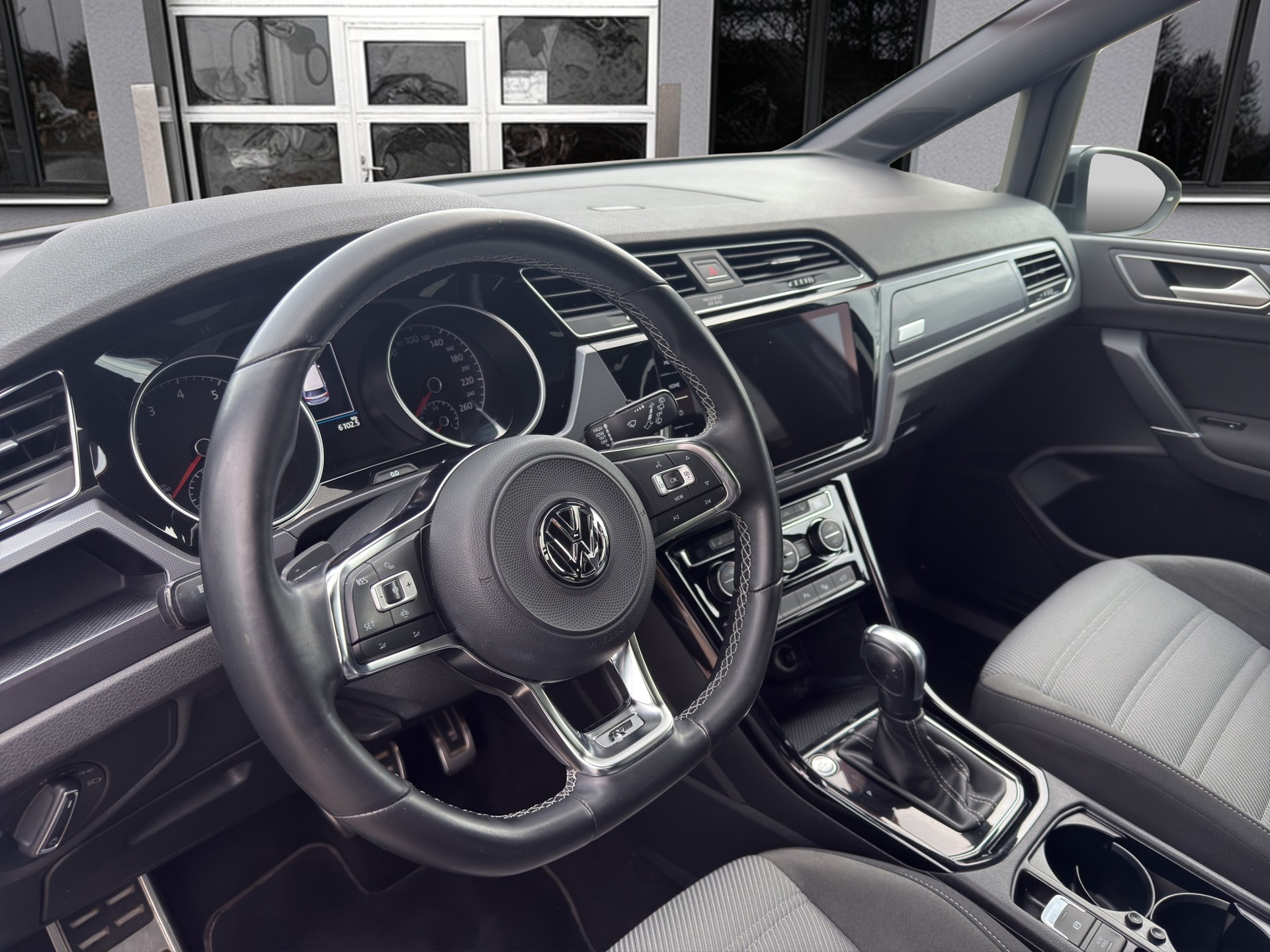 VW Touran 1.5 TSI EVO R-Line Highline DSG-image-12