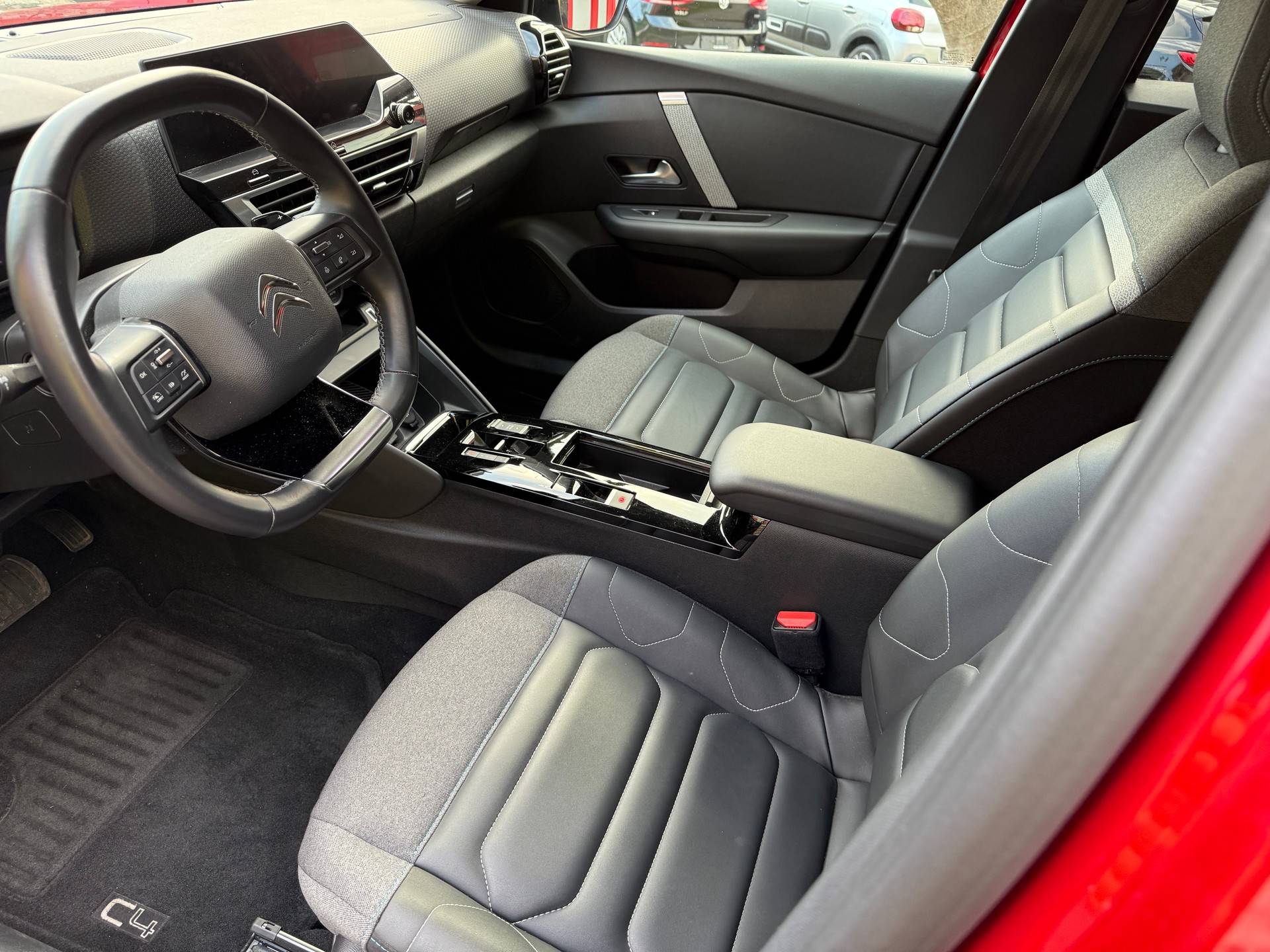 CITROEN C4 1.2 Pure Tech Shine EAT8-image-4