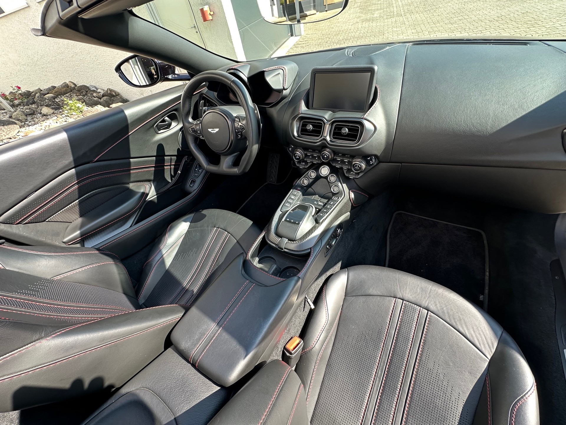 ASTON MARTIN V8 Vantage 4.0 Roadster-image-4