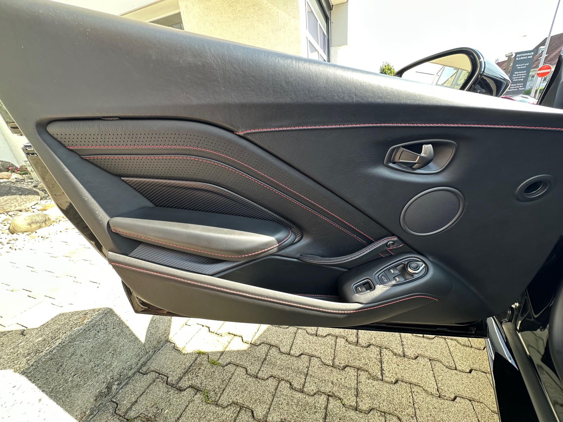 ASTON MARTIN V8 Vantage 4.0 Roadster-image-7