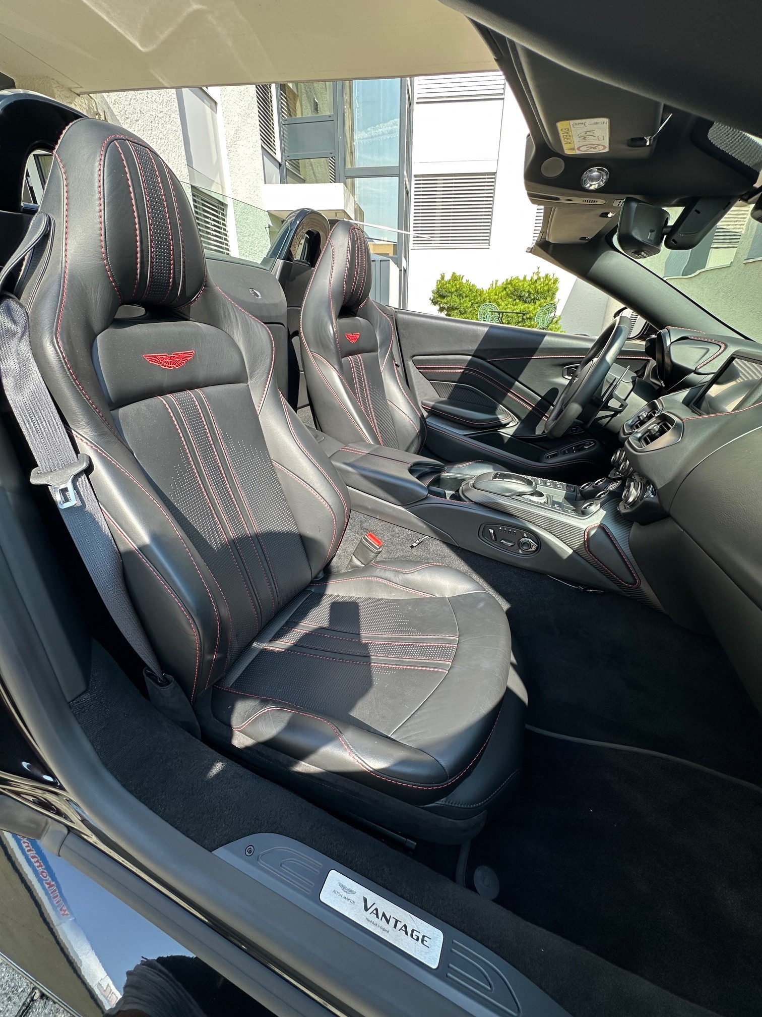 ASTON MARTIN V8 Vantage 4.0 Roadster-image-5