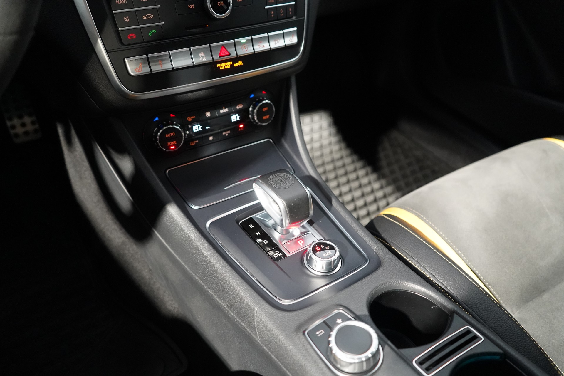 MERCEDES-BENZ GLA 45 AMG Yellow Night Edition 4Matic / CH-Fahrzeug-image-13