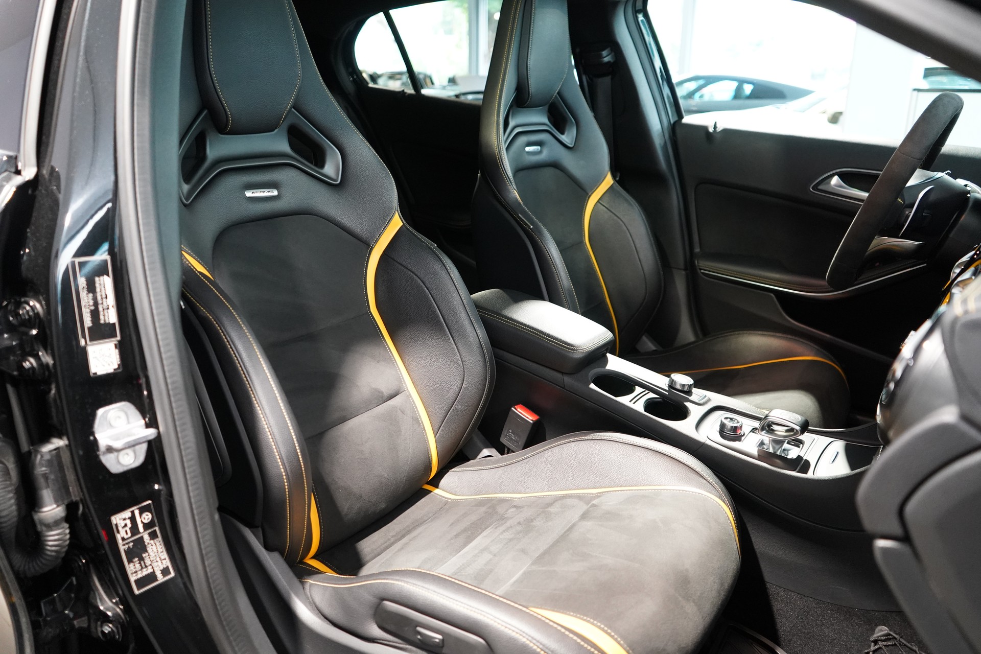 MERCEDES-BENZ GLA 45 AMG Yellow Night Edition 4Matic / CH-Fahrzeug-image-6