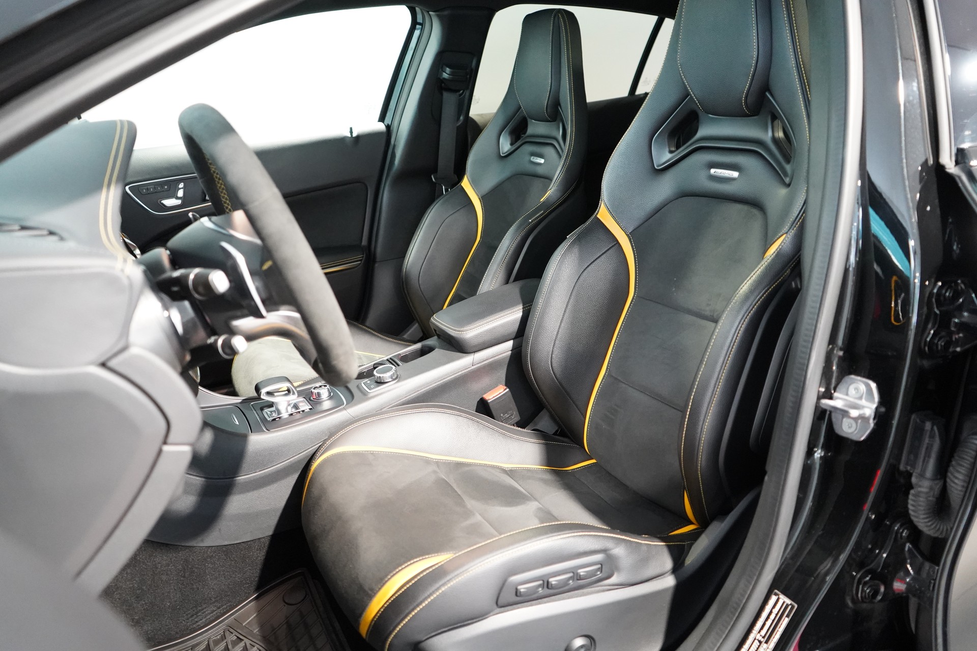 MERCEDES-BENZ GLA 45 AMG Yellow Night Edition 4Matic / CH-Fahrzeug-image-5
