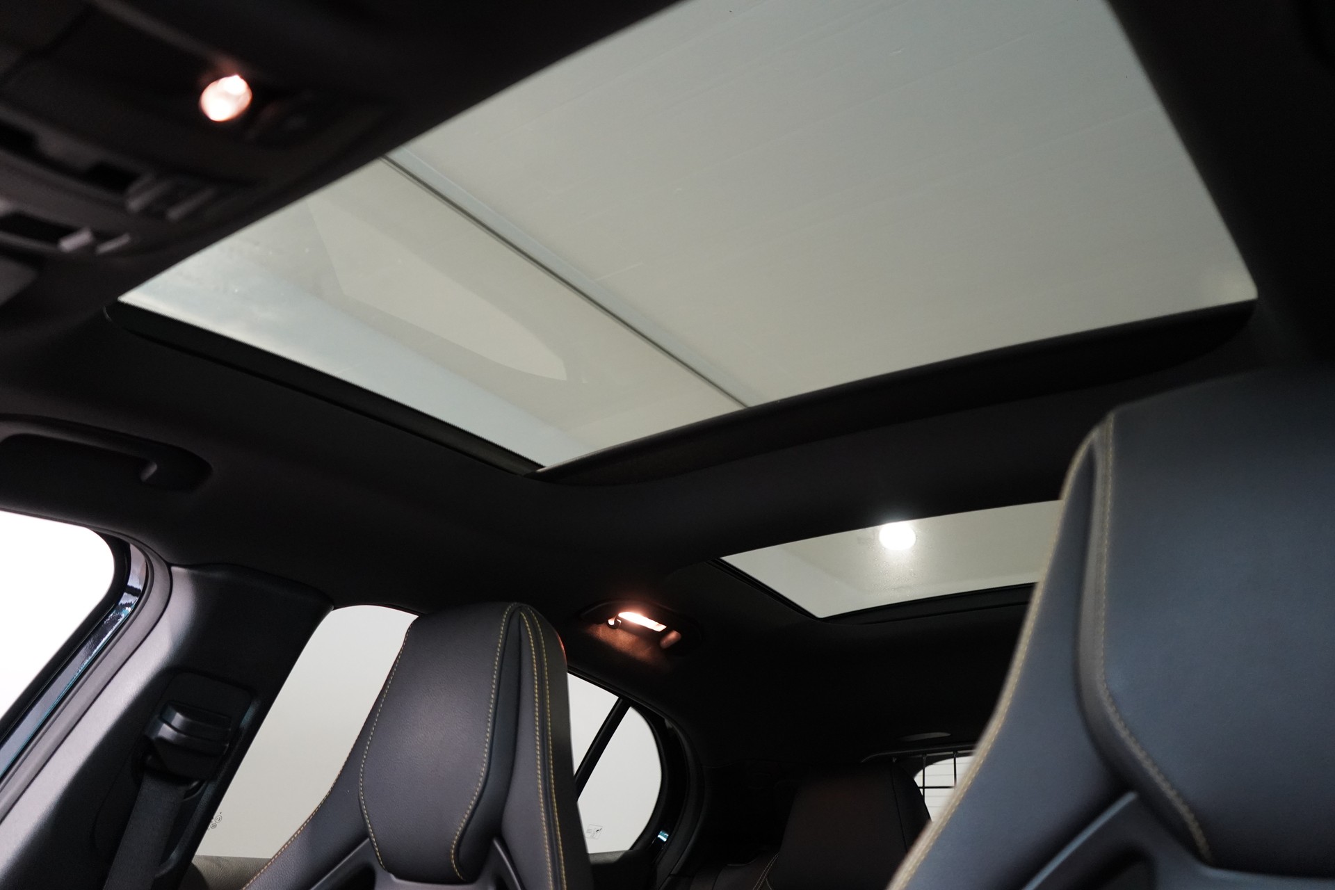 MERCEDES-BENZ GLA 45 AMG Yellow Night Edition 4Matic / CH-Fahrzeug-image-15