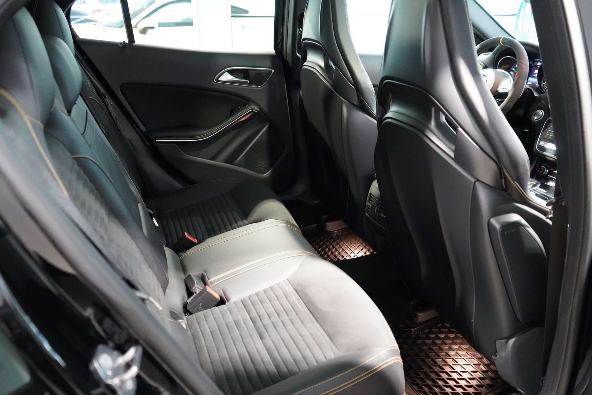 MERCEDES-BENZ GLA 45 AMG Yellow Night Edition 4Matic / CH-Fahrzeug-image-14