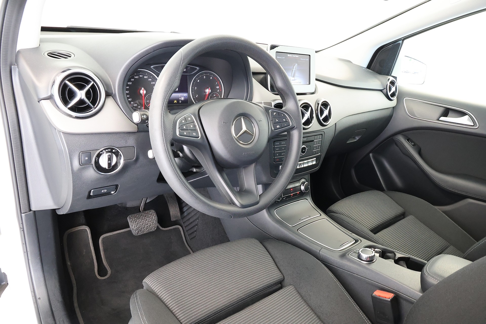 MERCEDES-BENZ B 220 Style 4Matic 7G-DCT-image-7