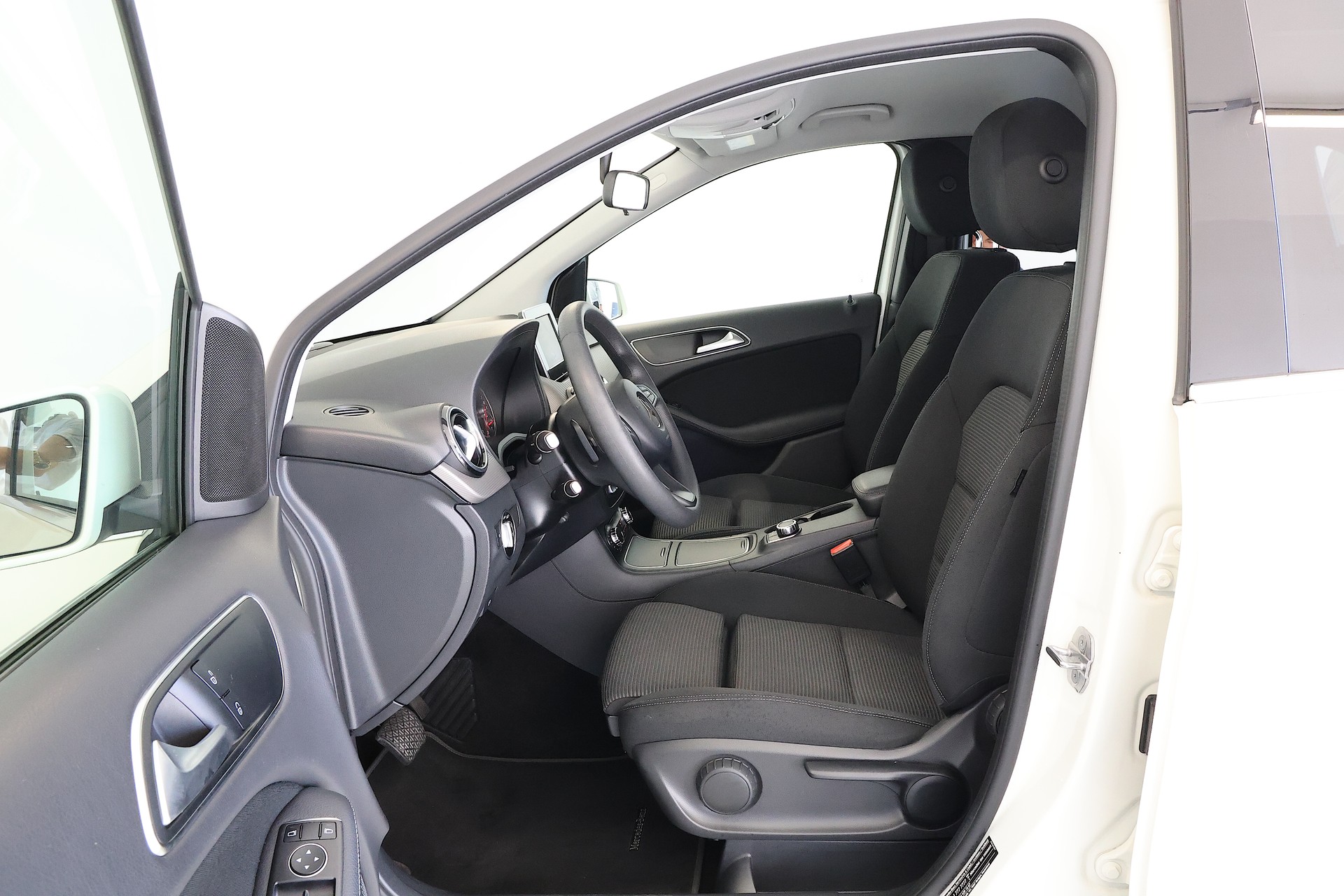MERCEDES-BENZ B 220 Style 4Matic 7G-DCT-image-5