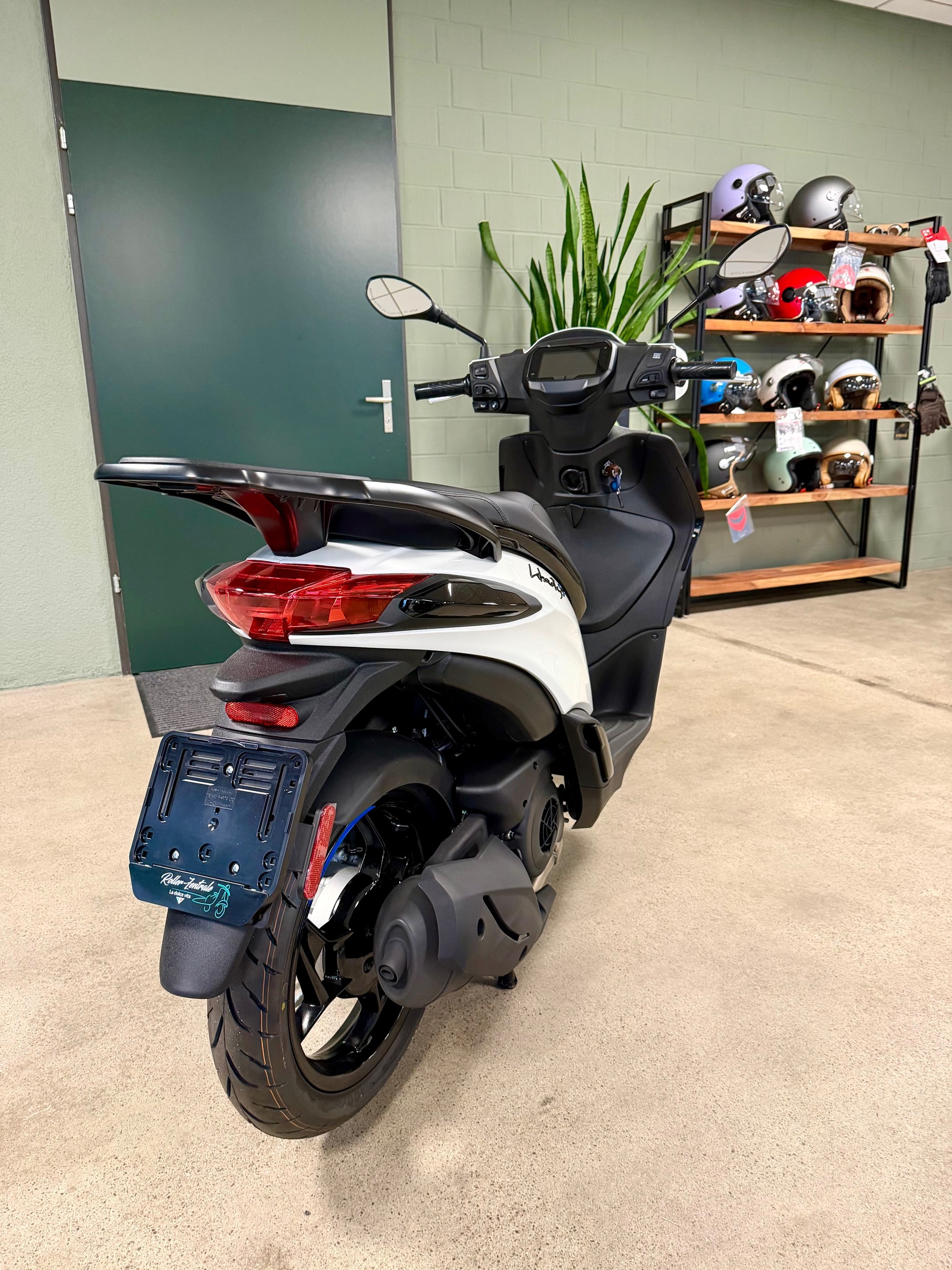 PIAGGIO Sport-showroom-element-2