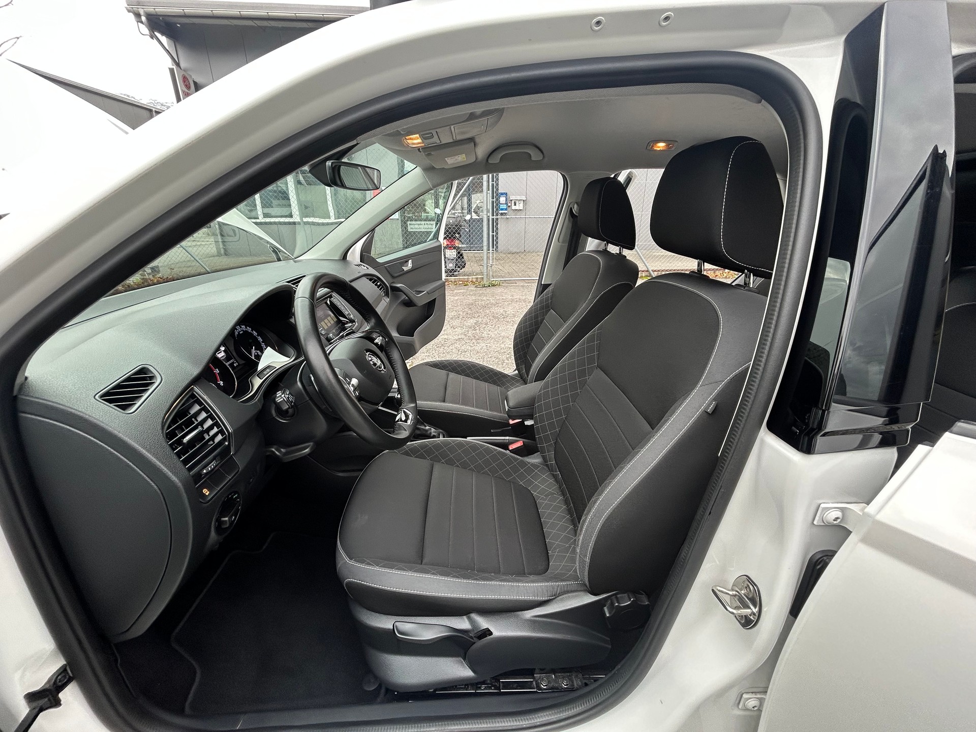 SKODA Fabia 1.0 TSI Ambition DSG-image-11