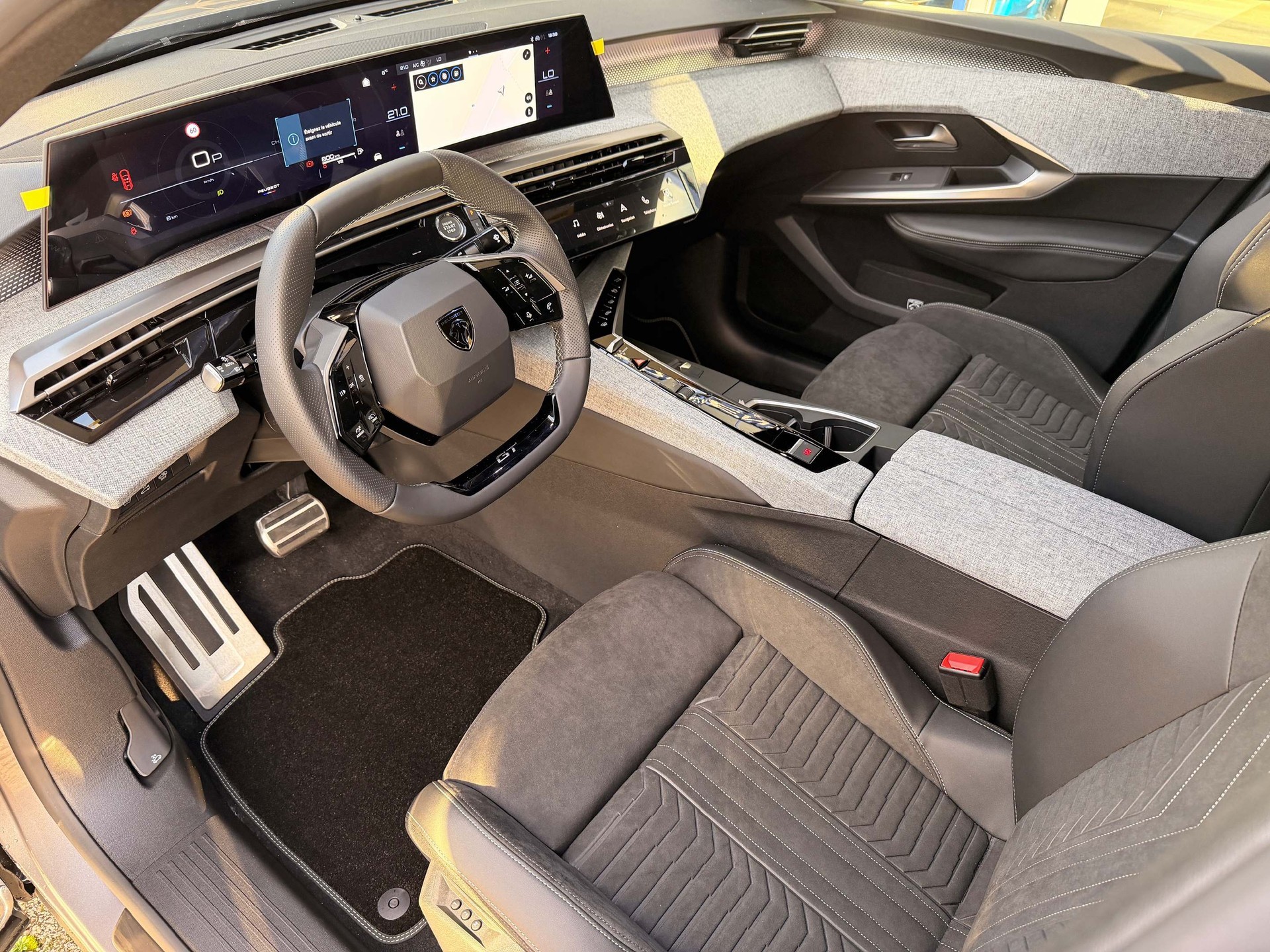 PEUGEOT 3008 1.2 Hybrid GT-image-12