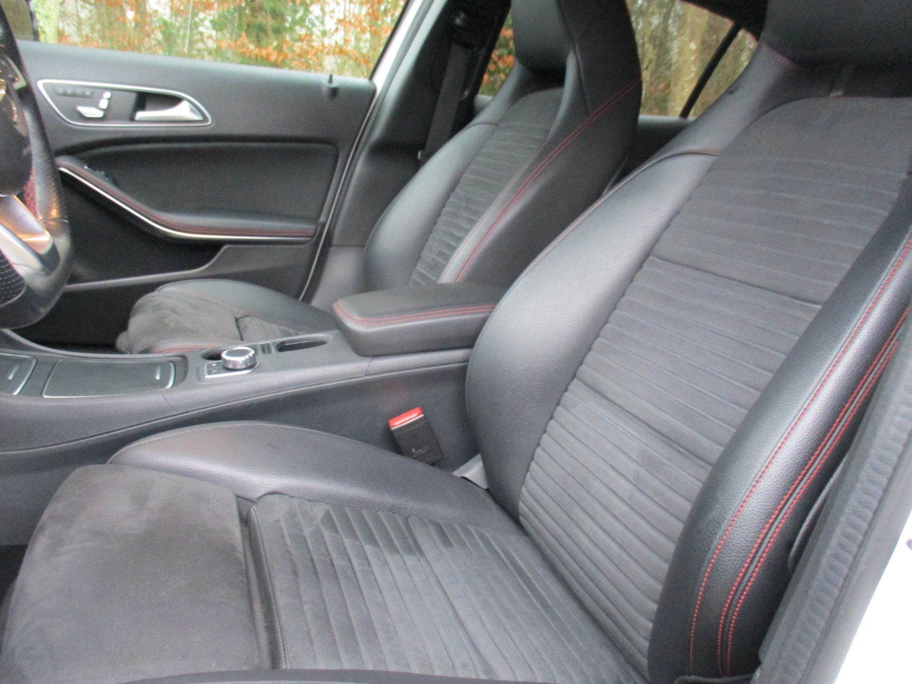 MERCEDES-BENZ GLA 250 AMG Line 4Matic 7G-DCT-image-7