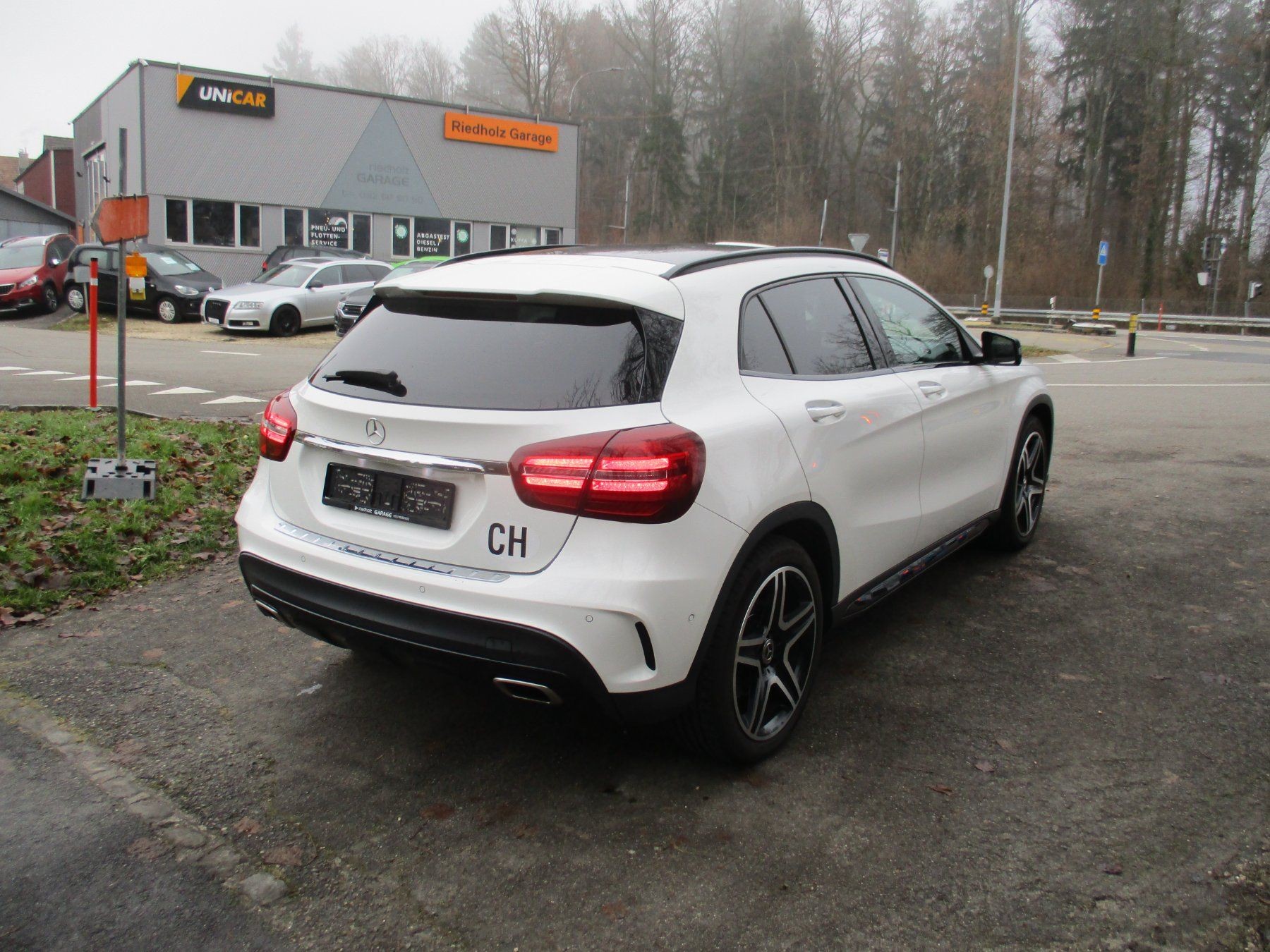 MERCEDES-BENZ GLA 250 AMG Line 4Matic 7G-DCT-image-4