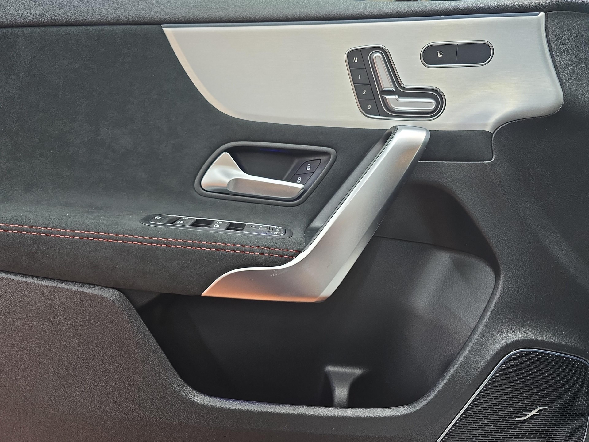 MERCEDES-BENZ A 220 4MATIC AMG Line-image-6